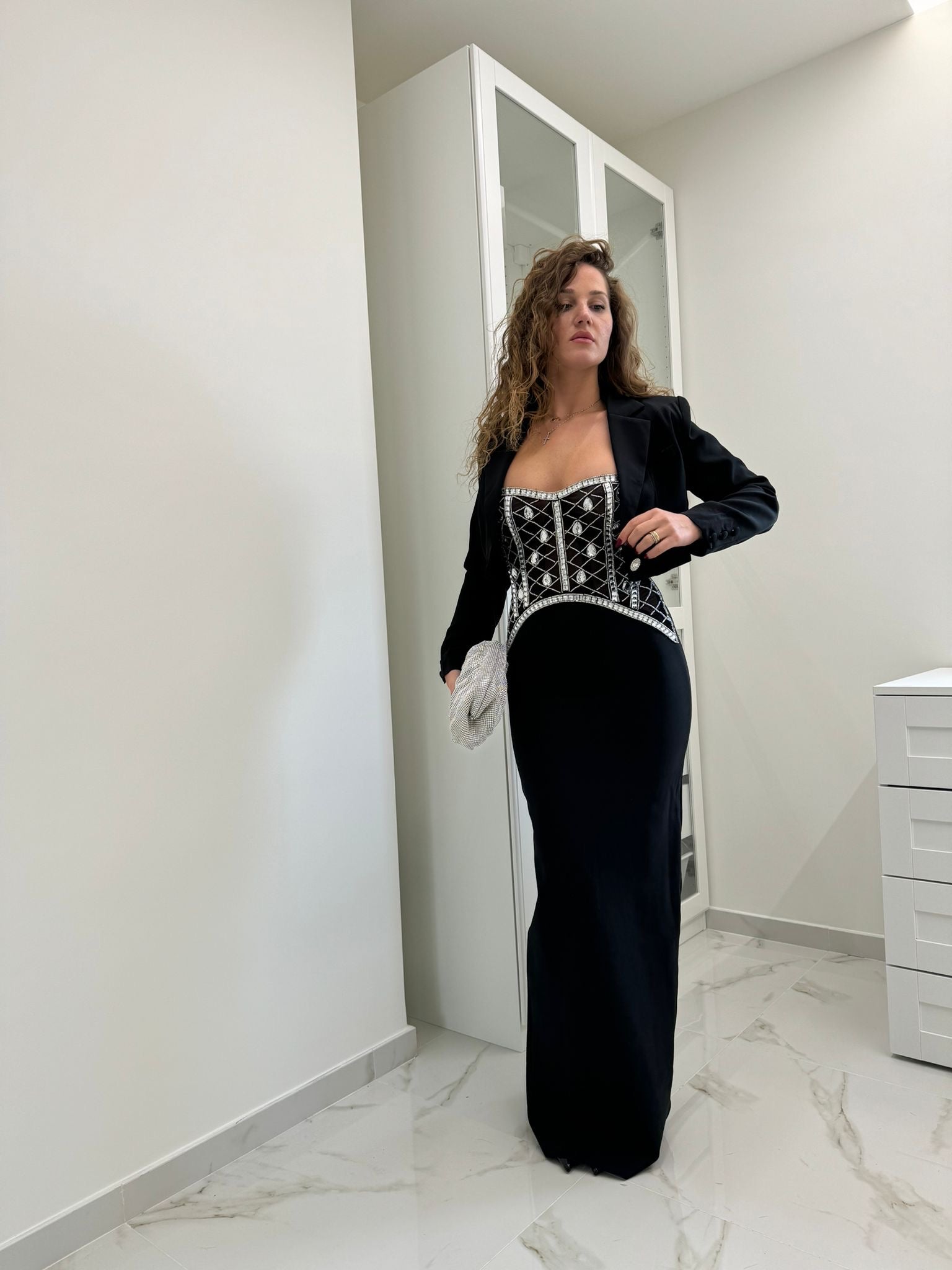 Abito bandage con pietre e corallini