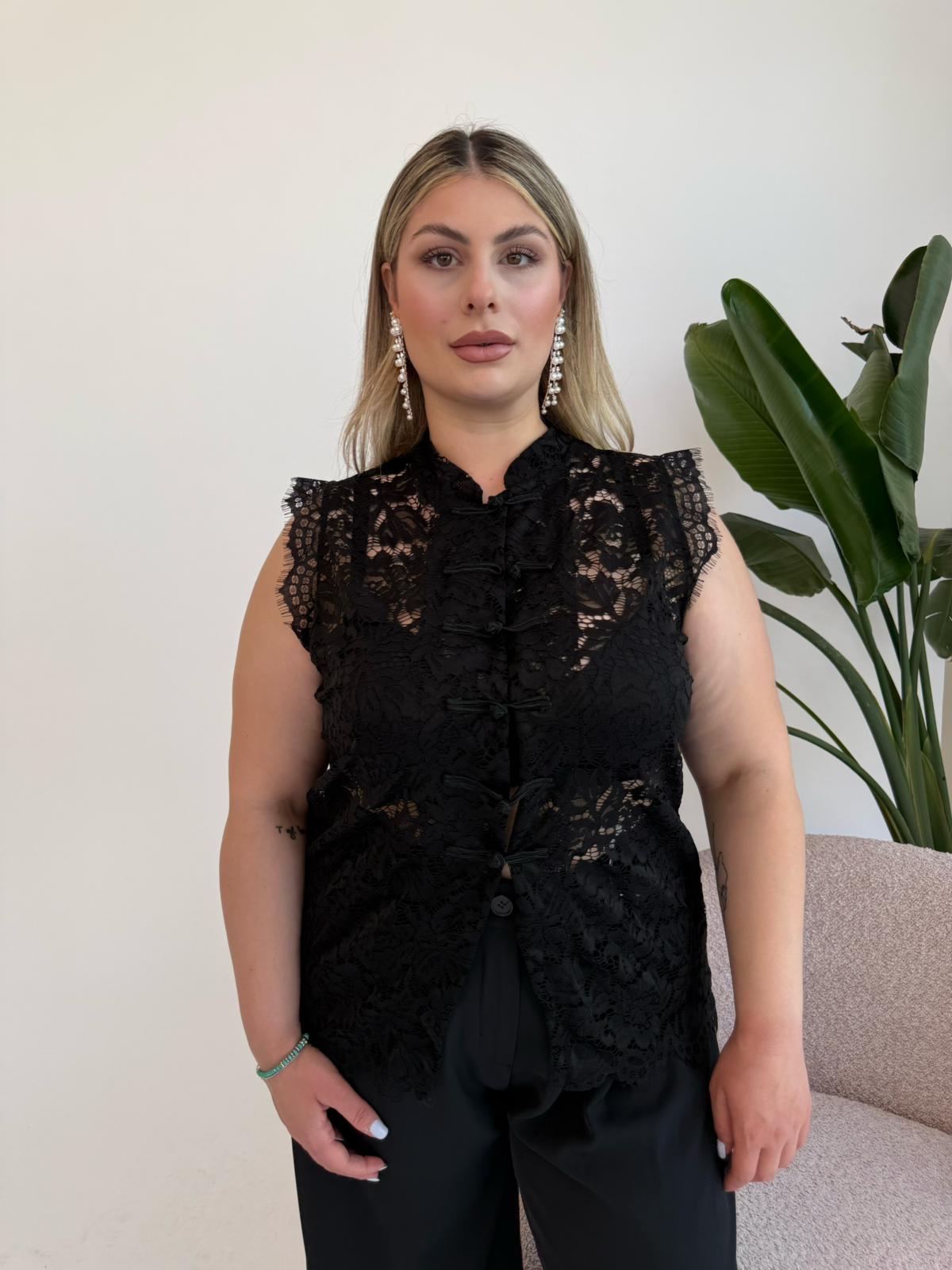 Camicia in pizzo con chiusura nodo curvy