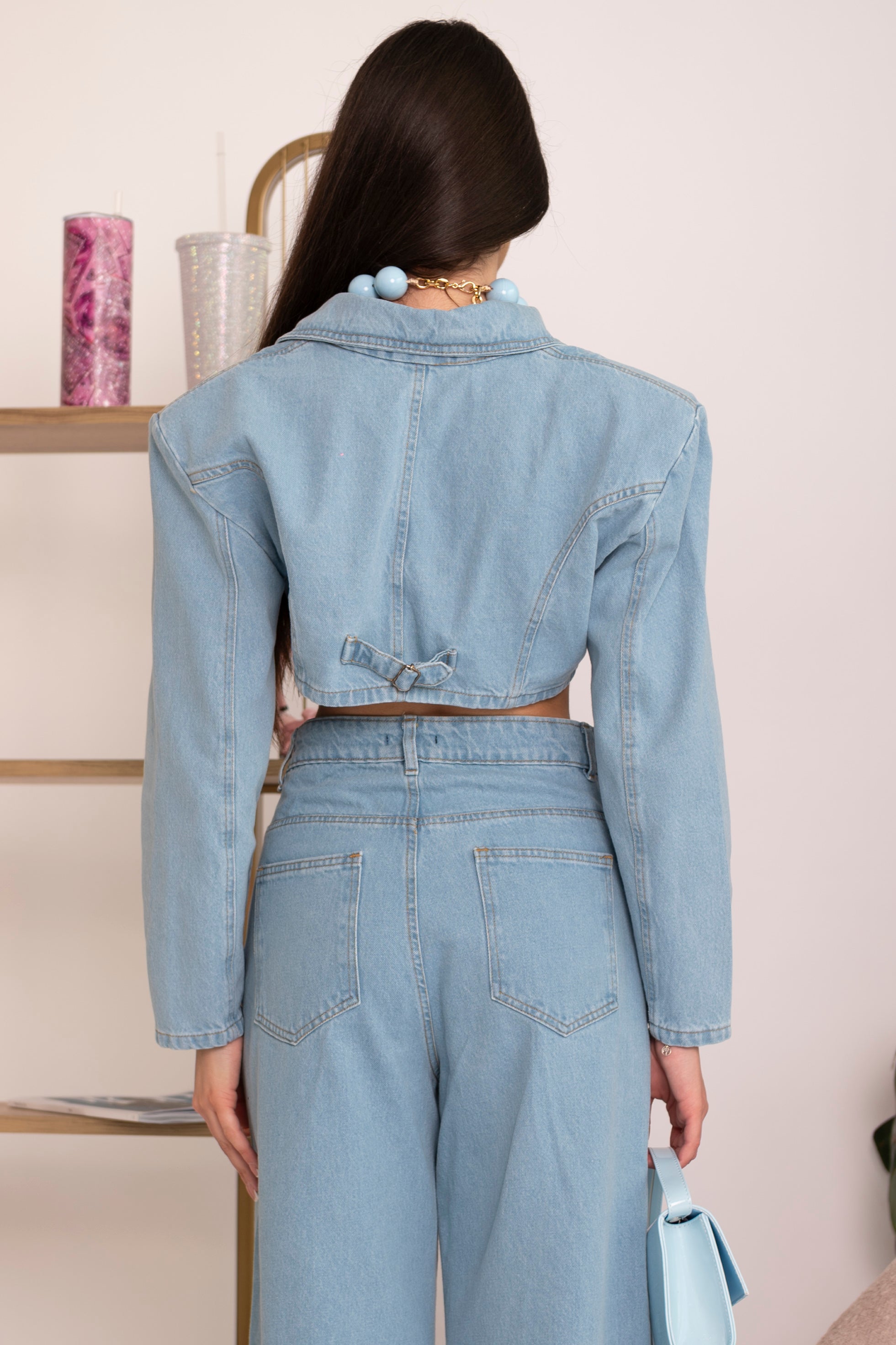 Cordset con giubbino crop e jeans