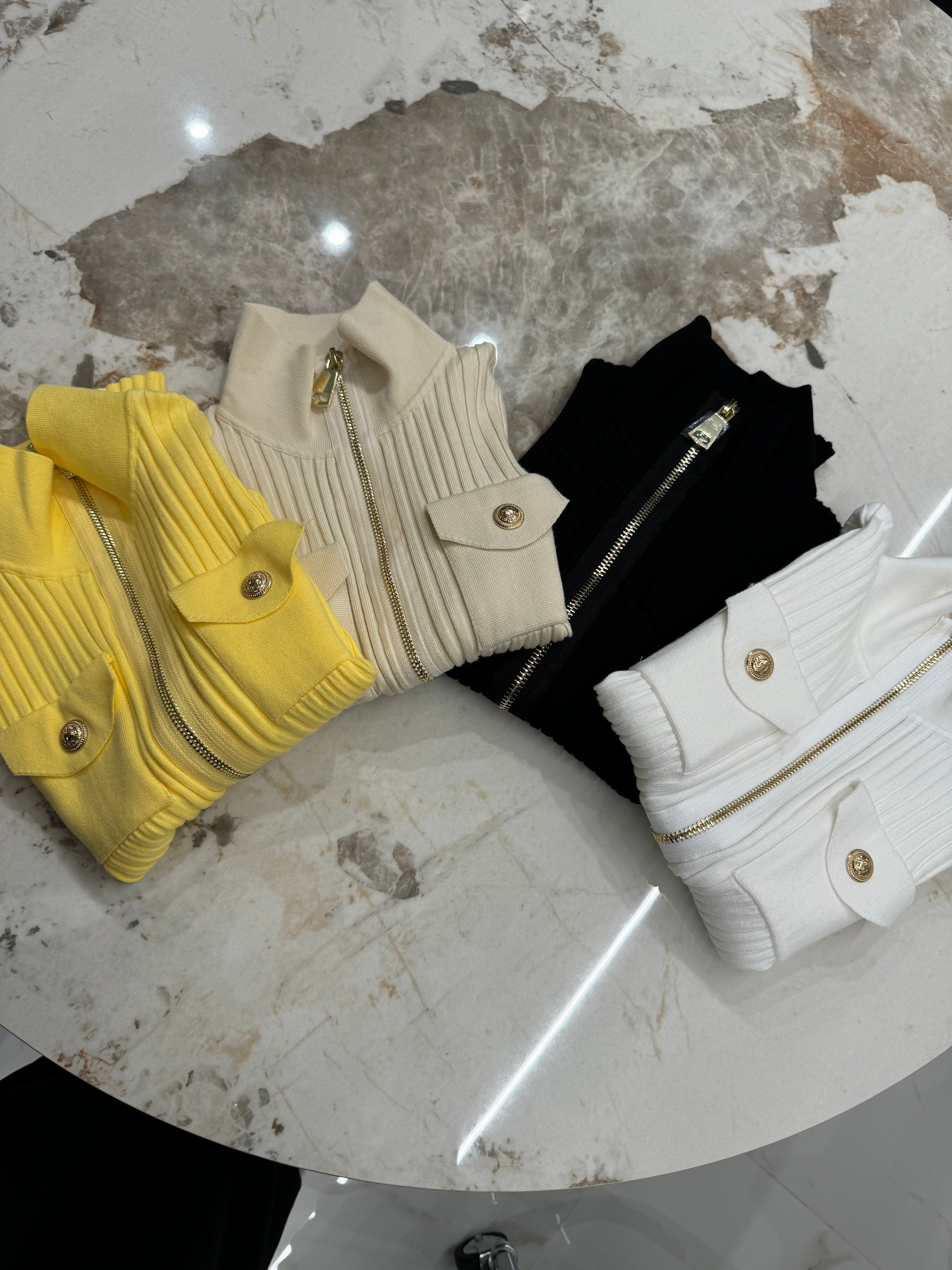 Maglia costine con zip e bottoni gold