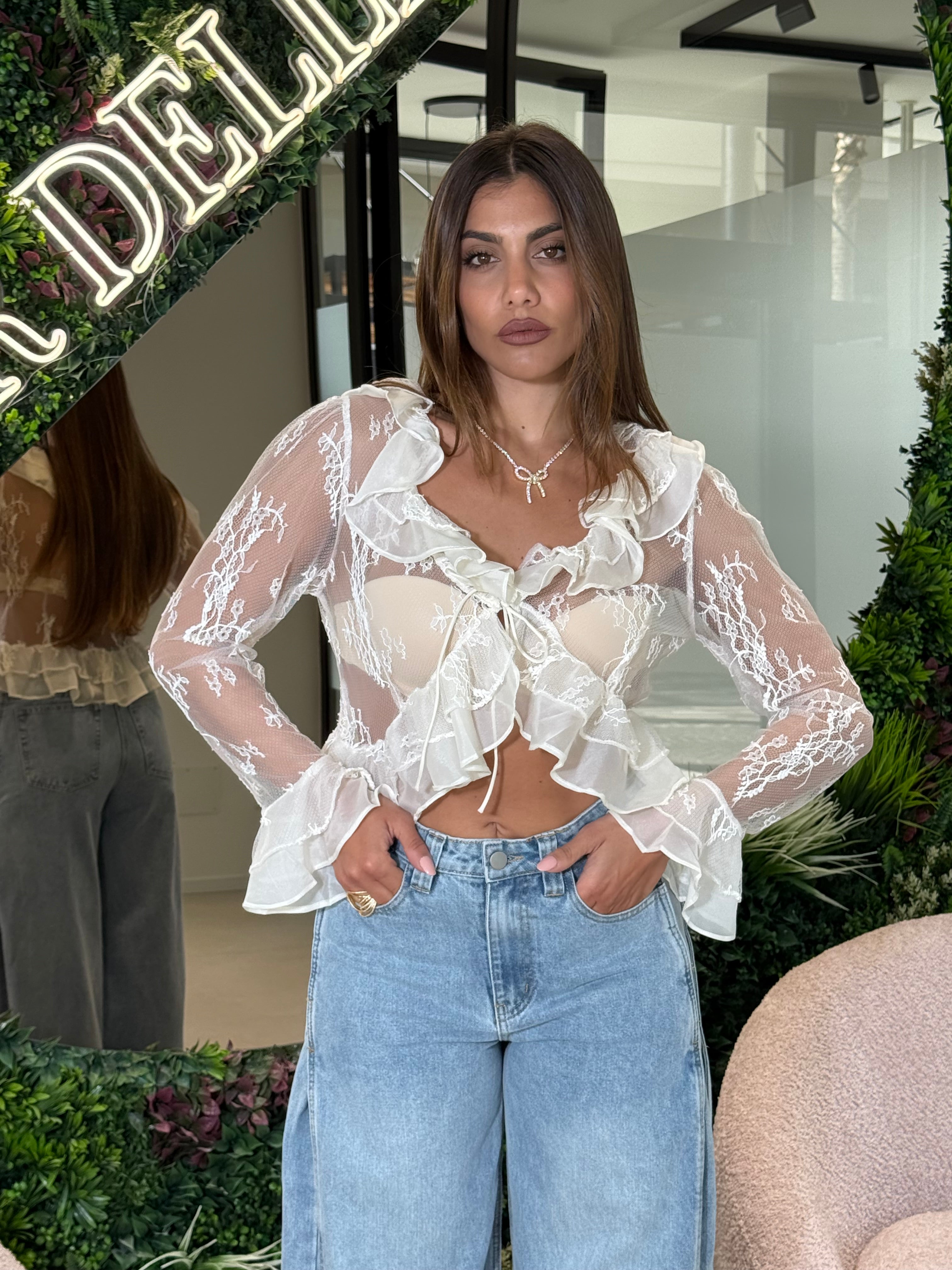 Camicia ricamata con rouche crop