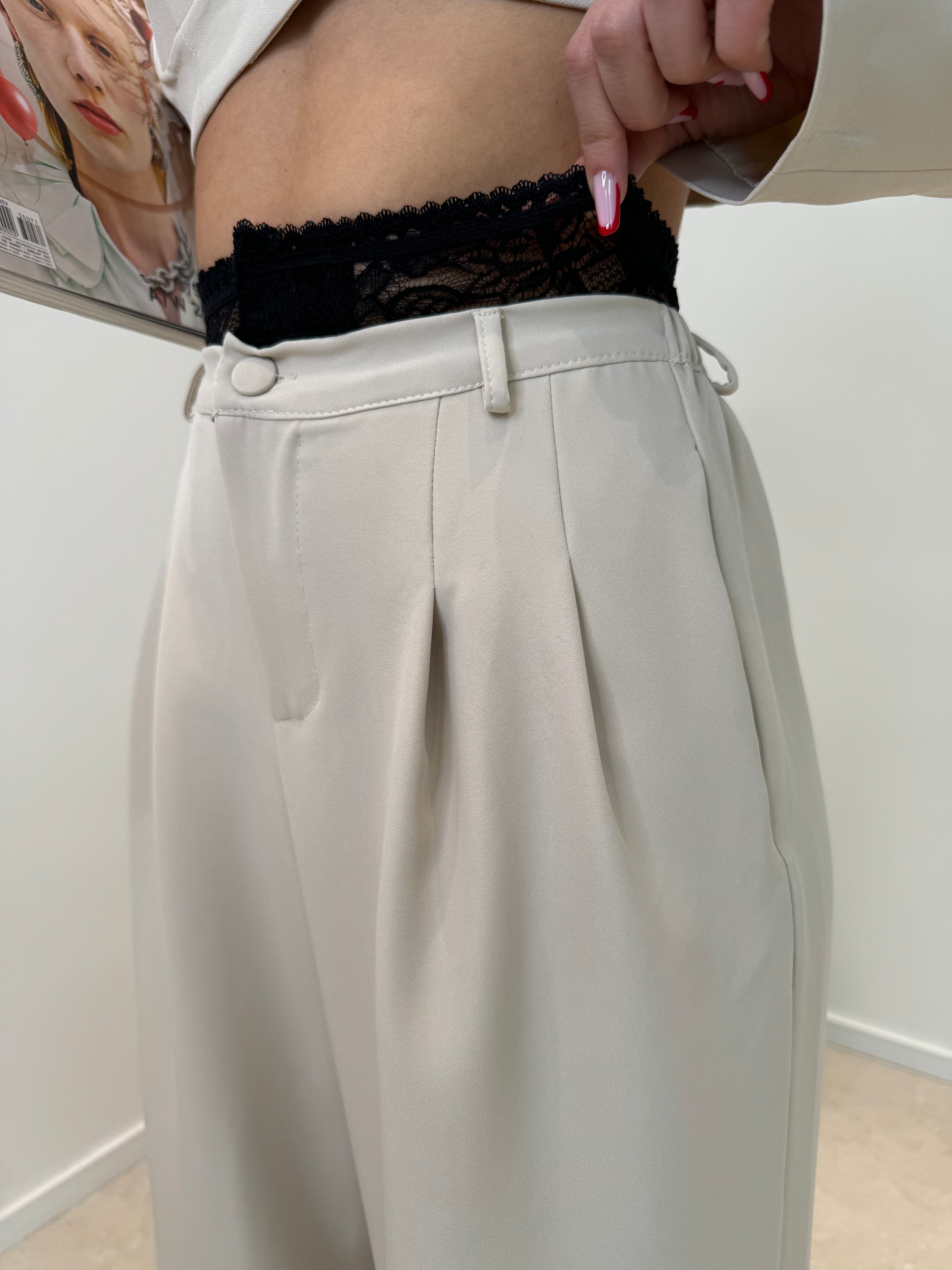 Tailleur crop con dettagli merletto