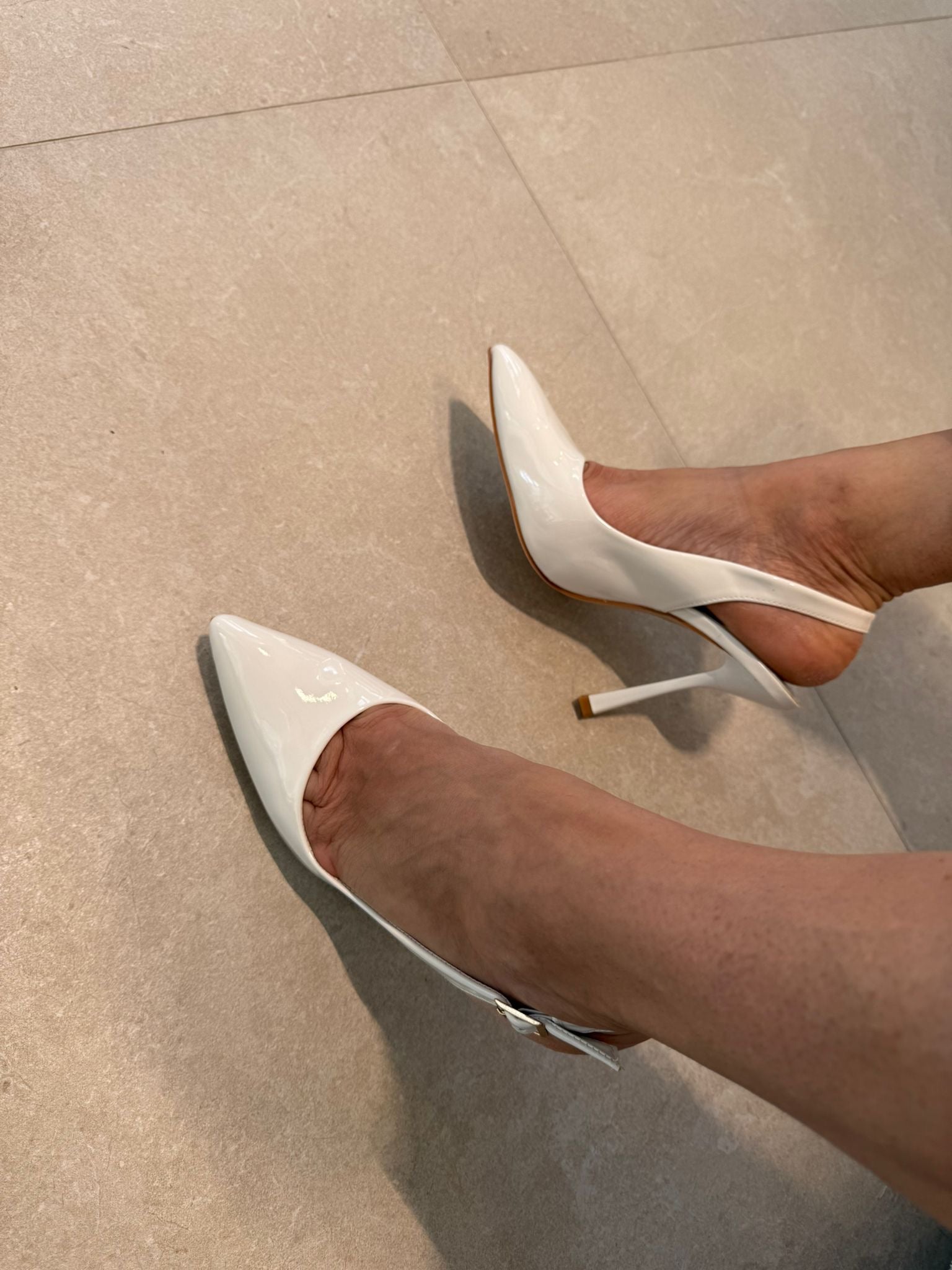 Decolleté white