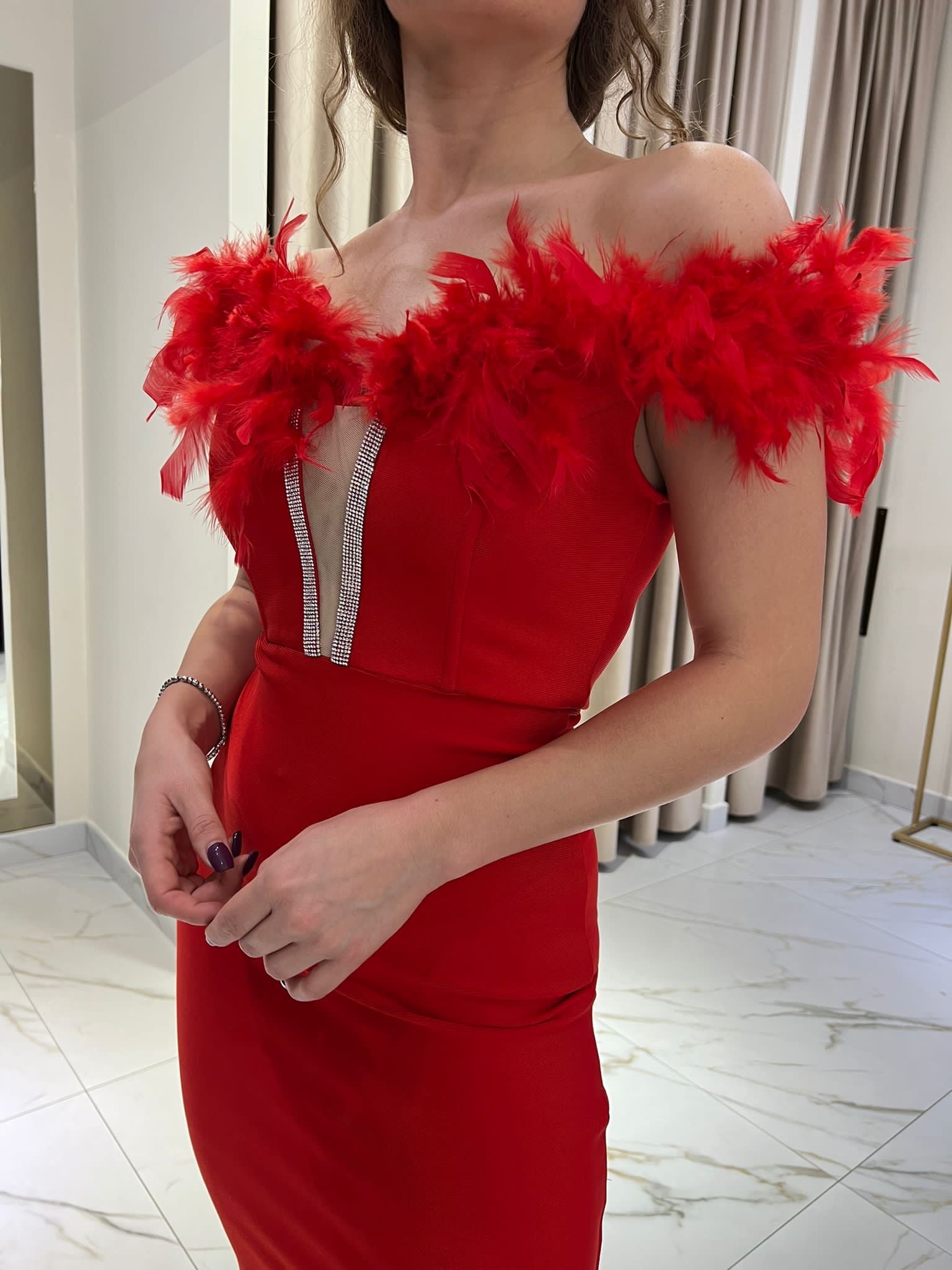 Abito bandage con piume