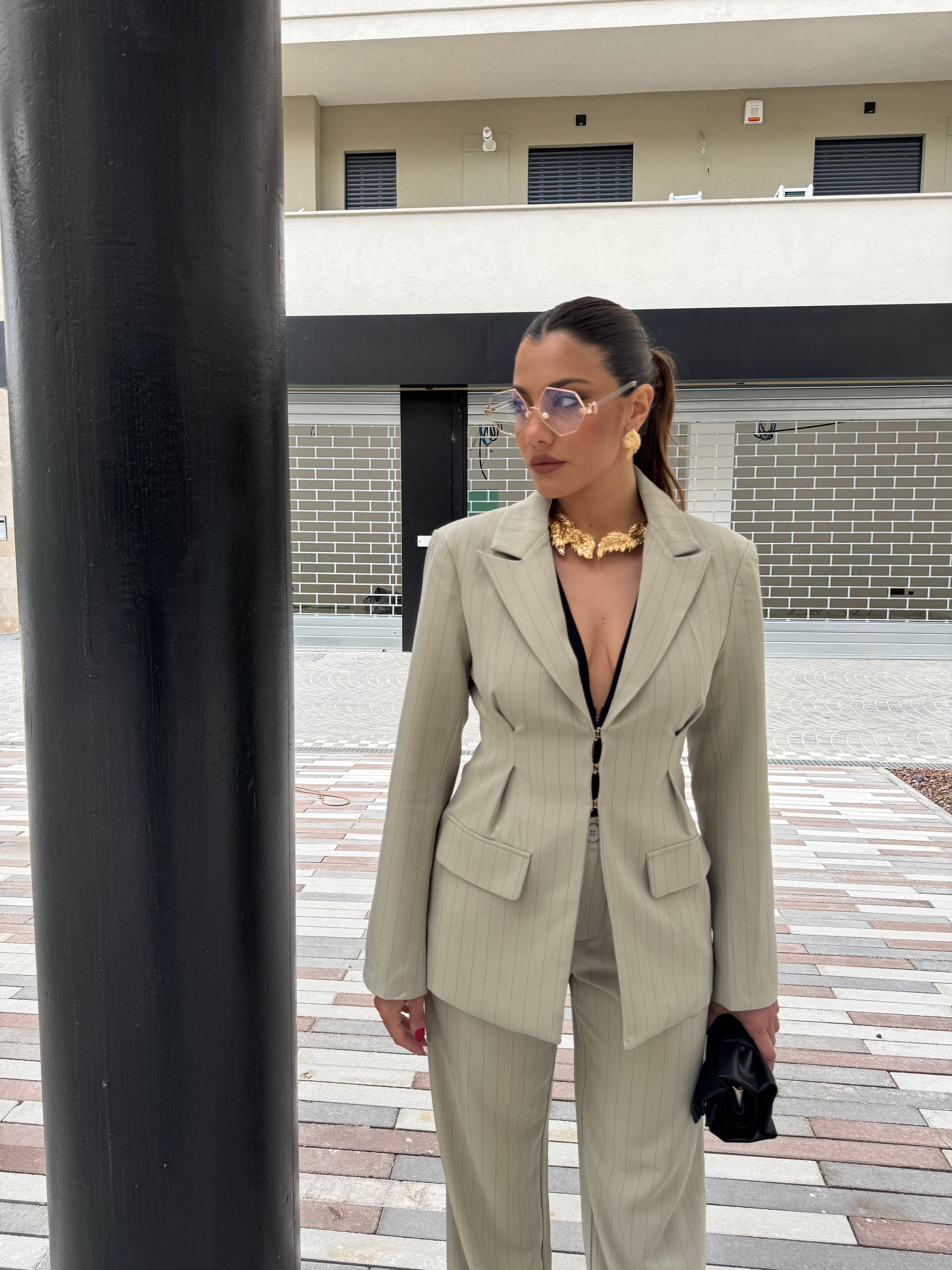 Tailleur riga di gesso con giacca avvitata