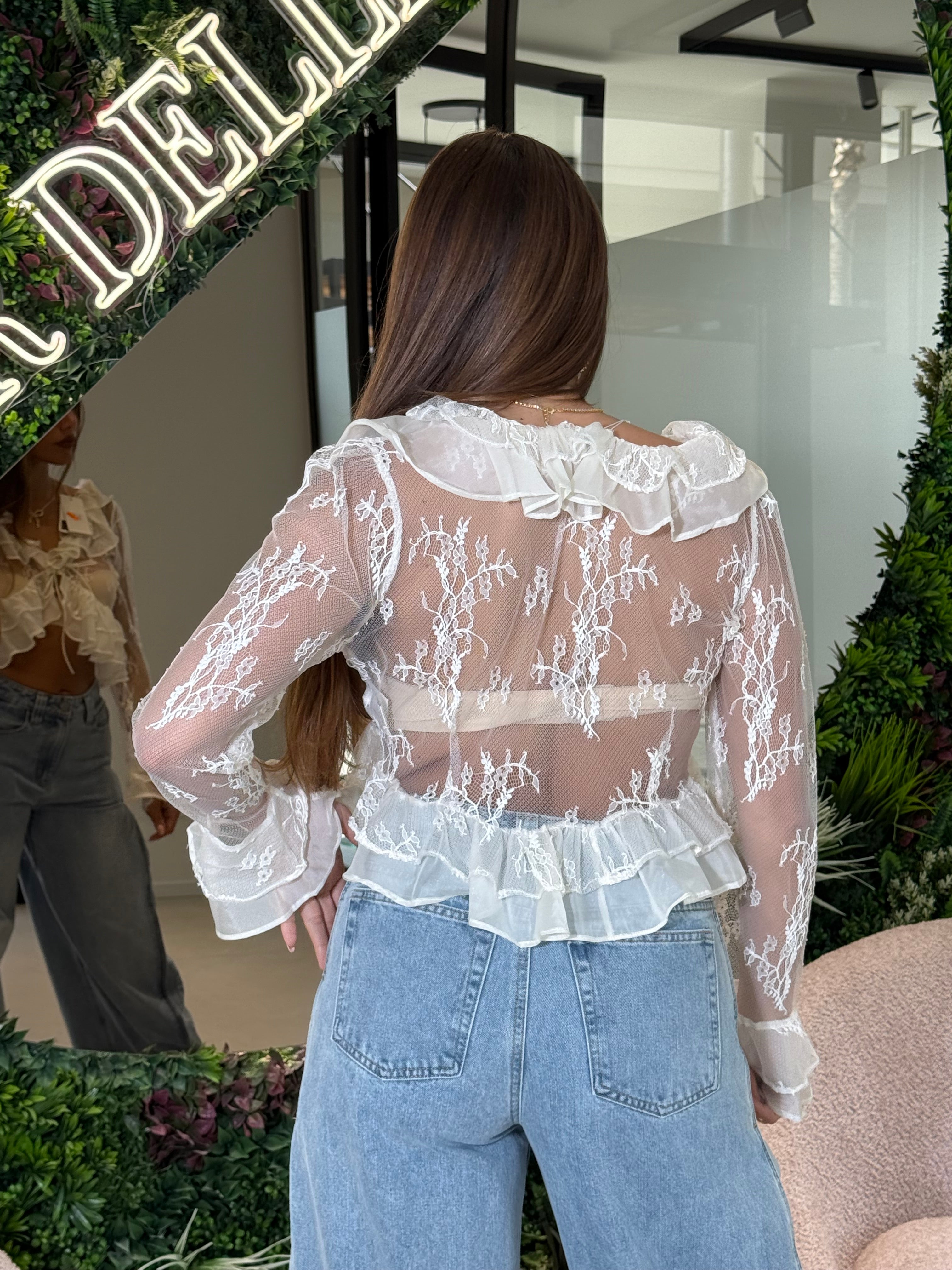 Camicia ricamata con rouche crop