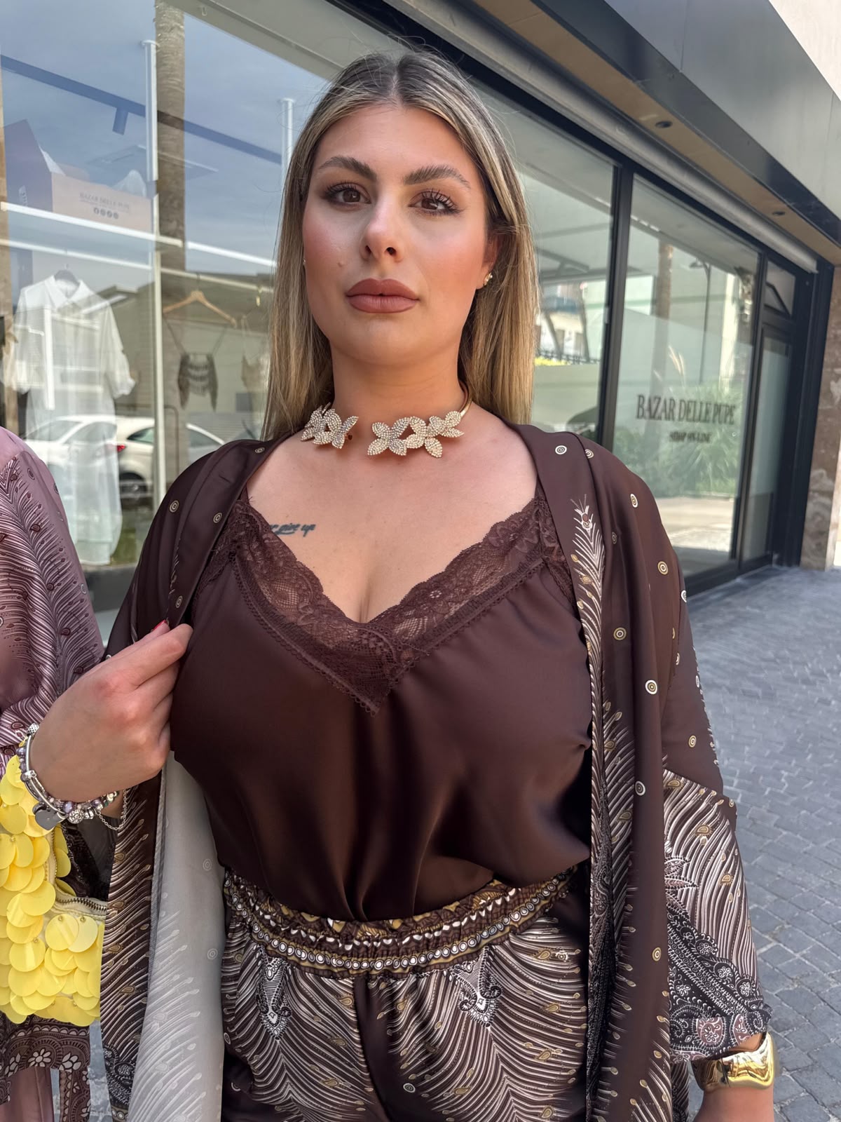 Canotta marrone in raso e pizzo curvy