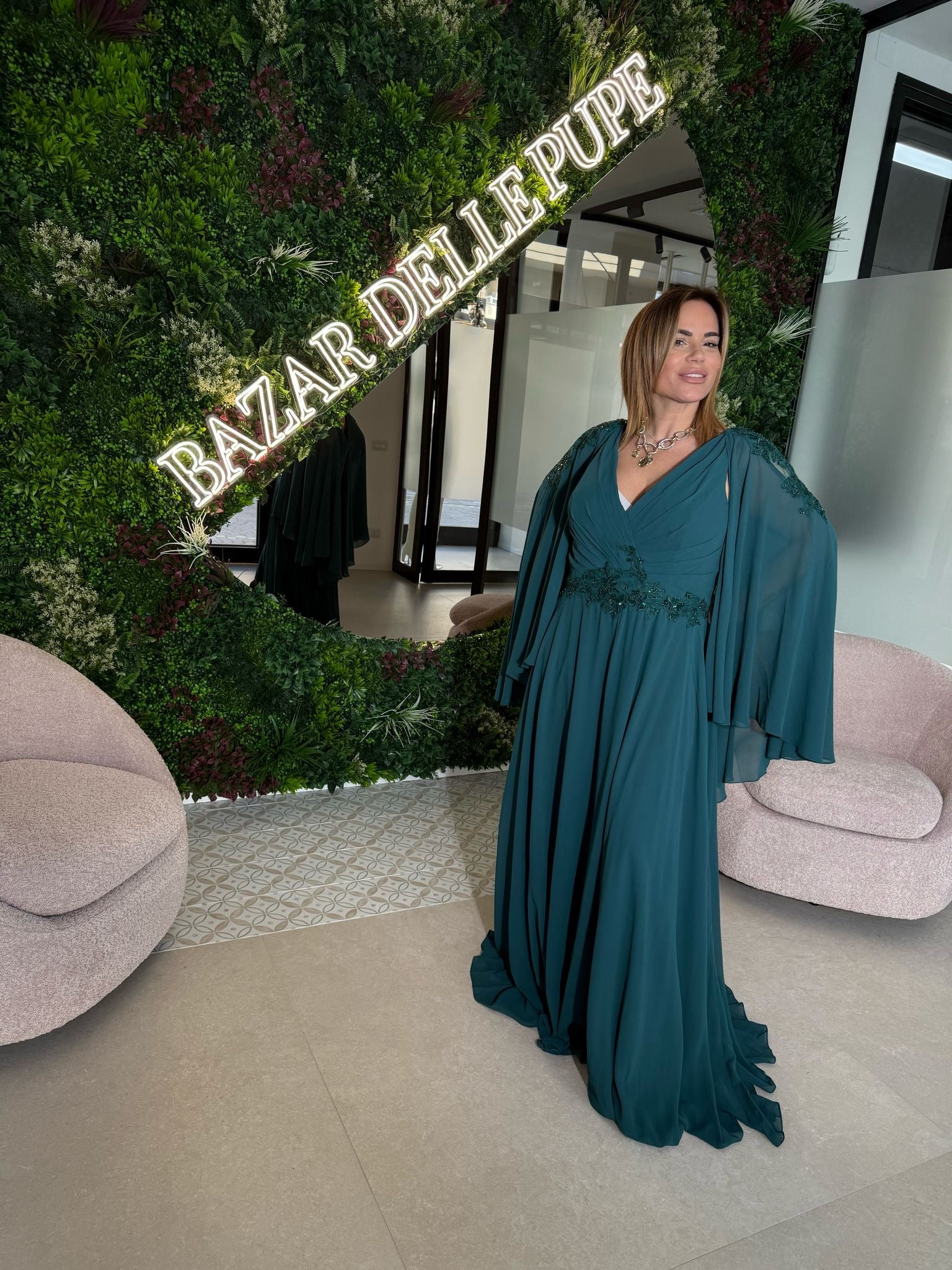 Abito da cerimonia con maniche velate