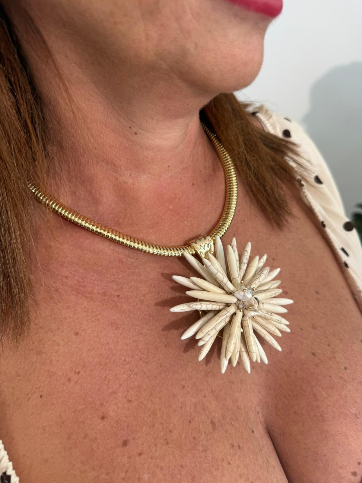 Girocollo con fiore