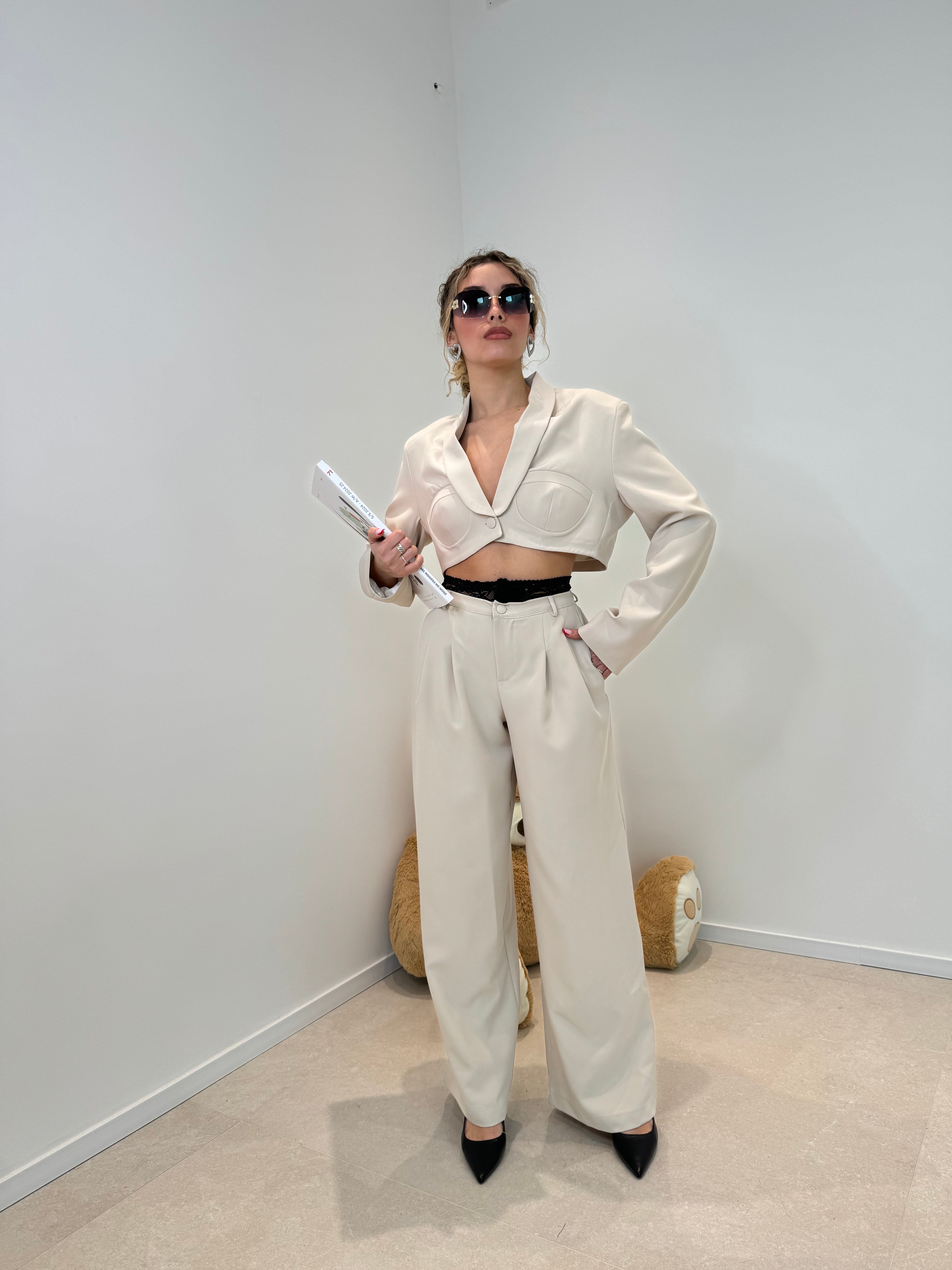 Tailleur crop con dettagli merletto