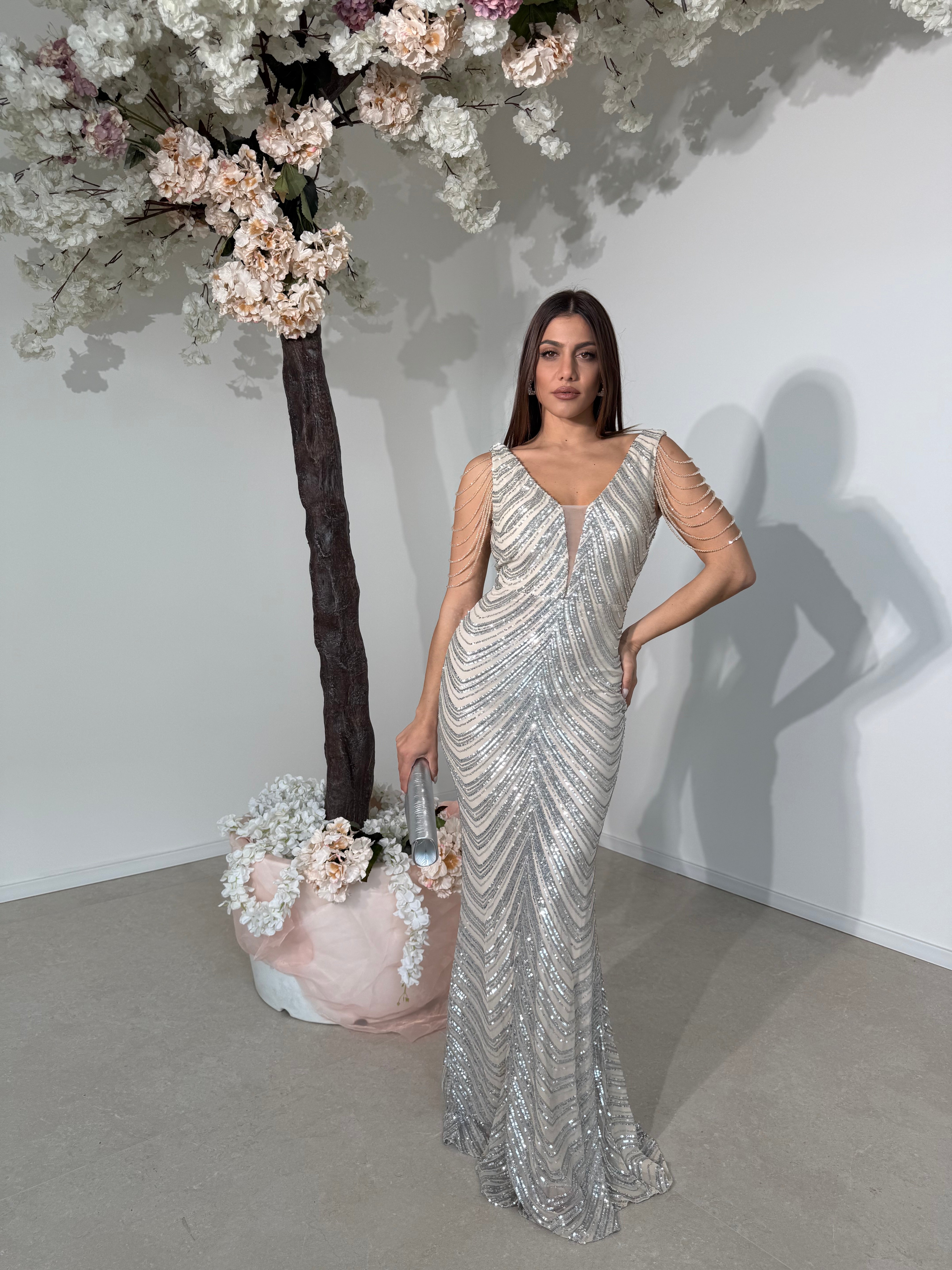 Abito cerimonia con perline sulle braccia