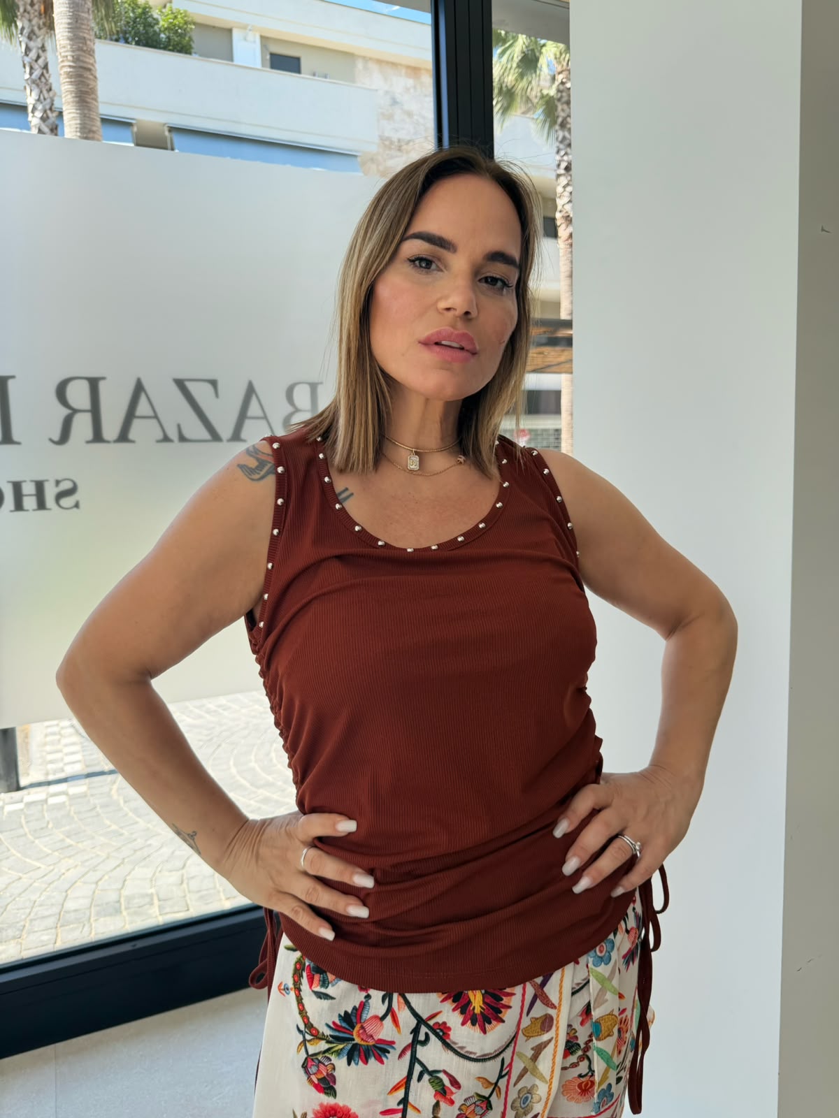 Canotta con borchie e laccetto curvy