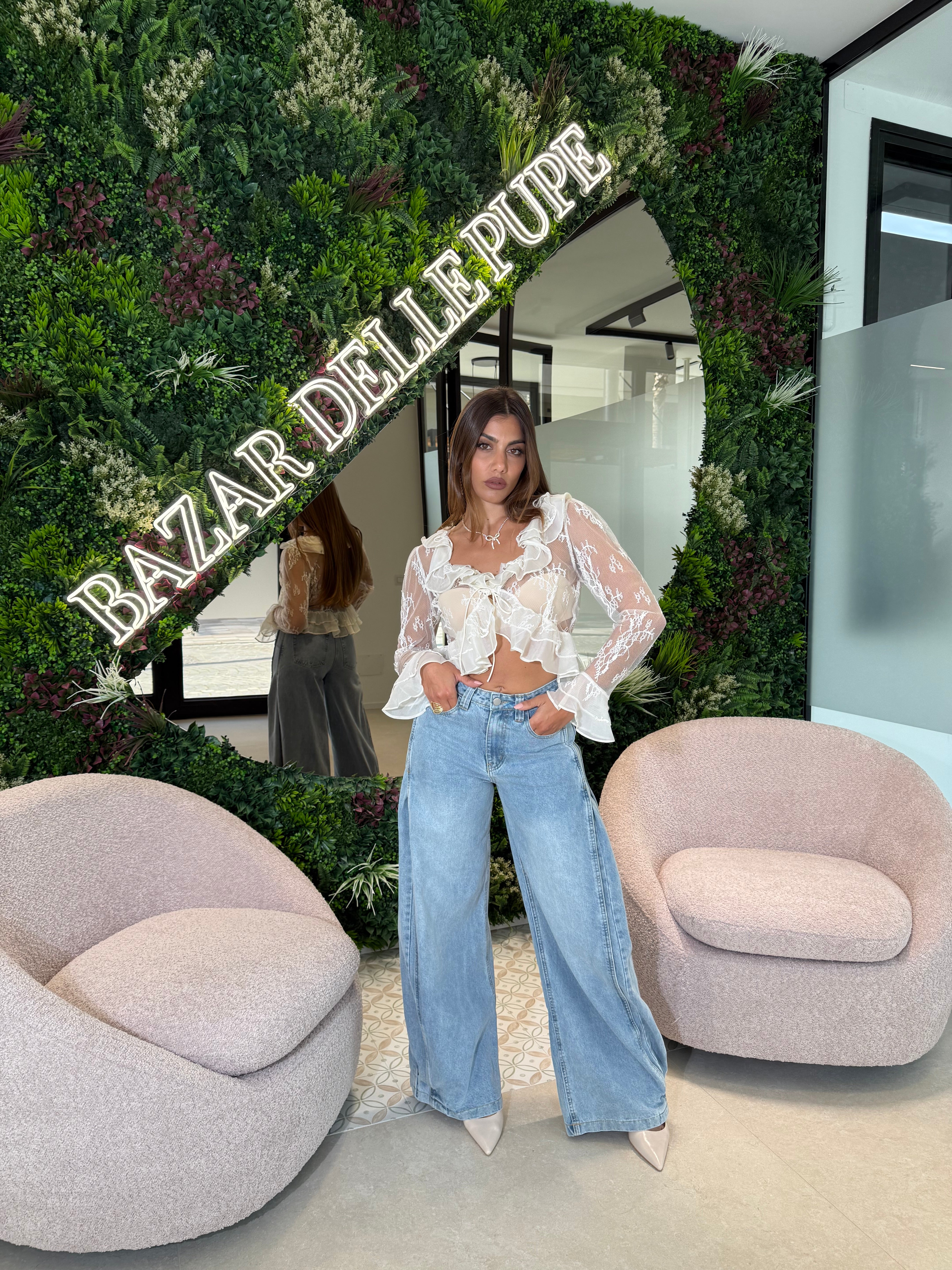 Camicia ricamata con rouche crop