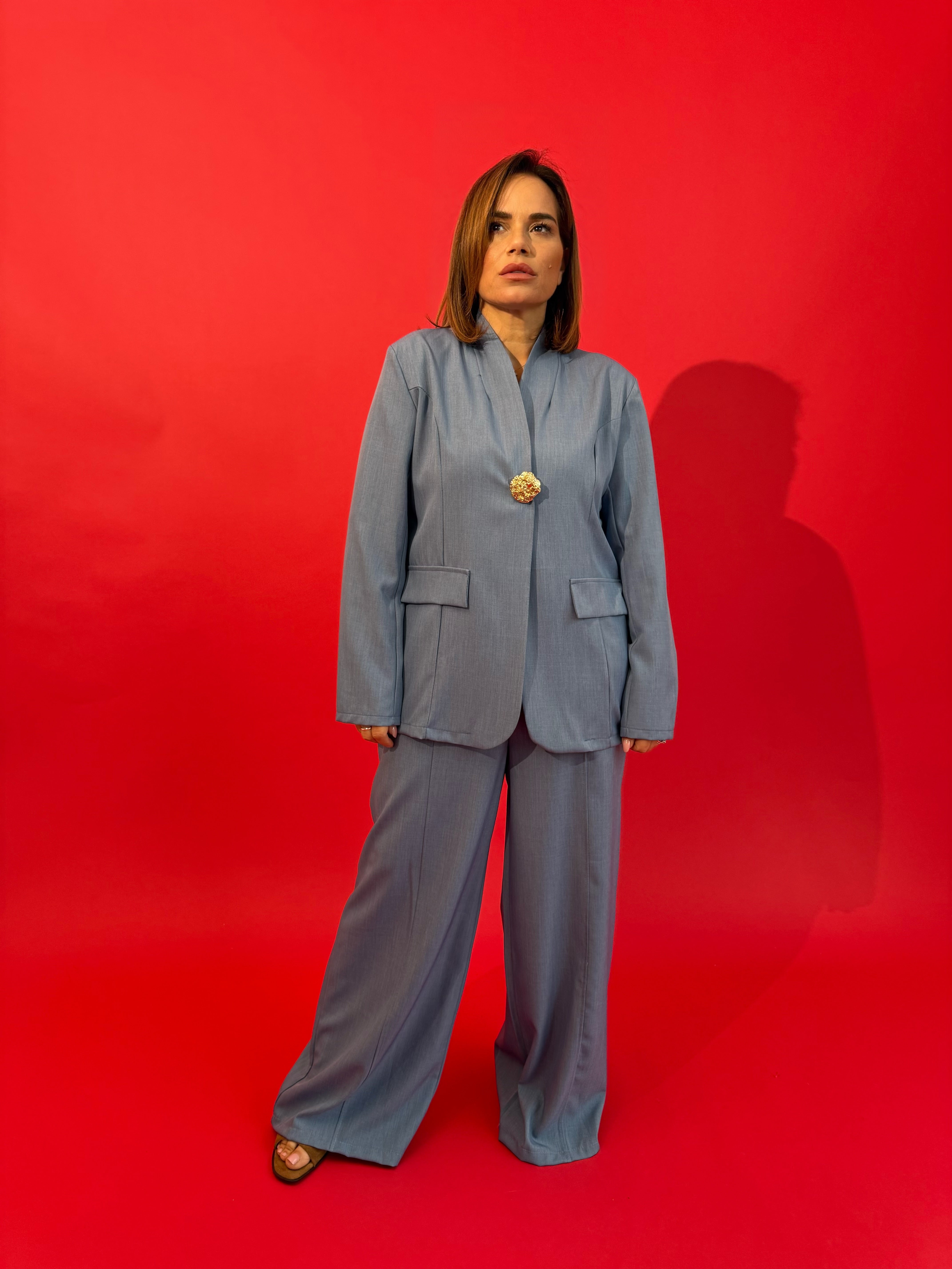 Tailleur con bottone oro curvy