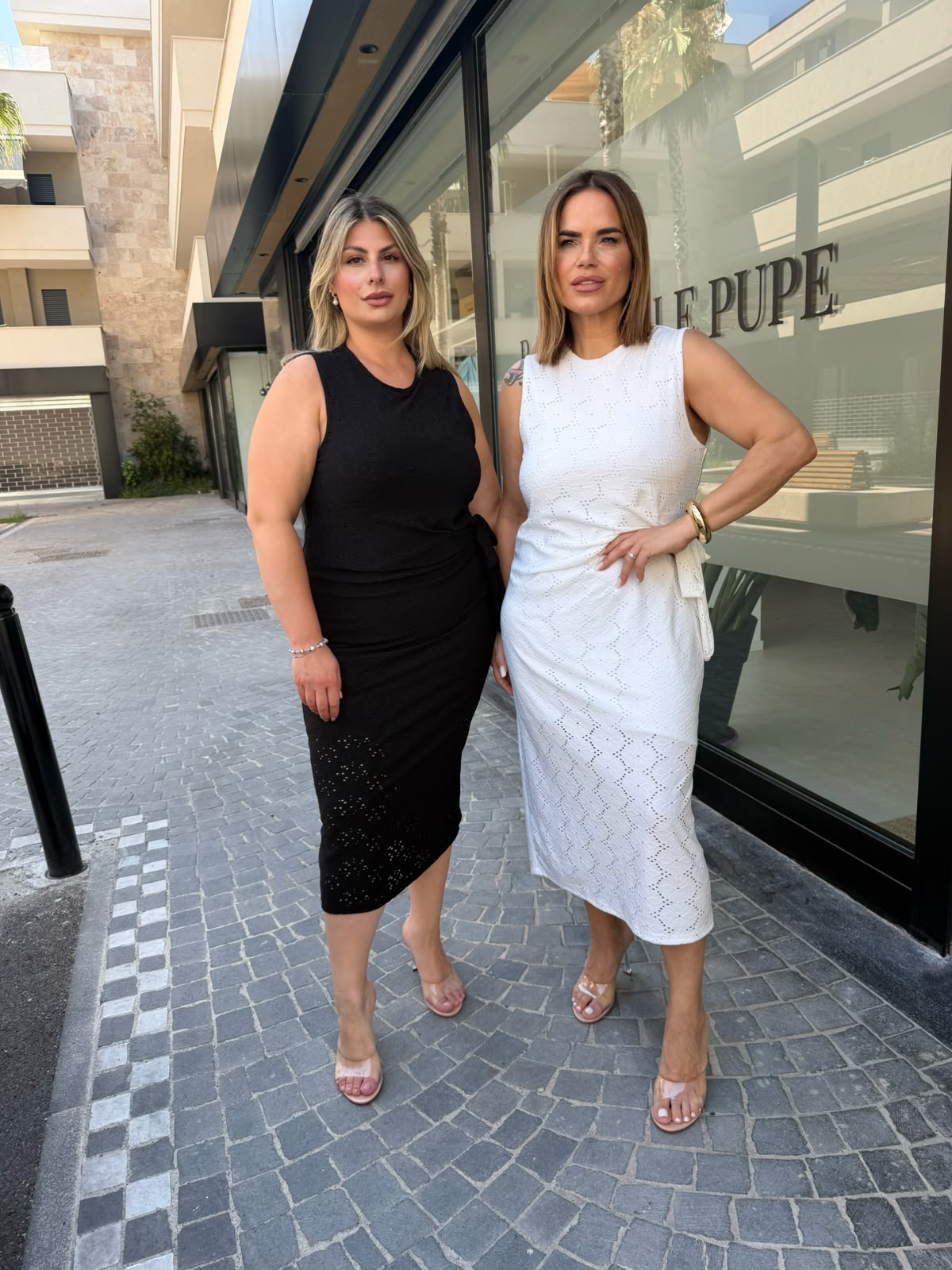 Abito con nodo e fiori traforati curvy