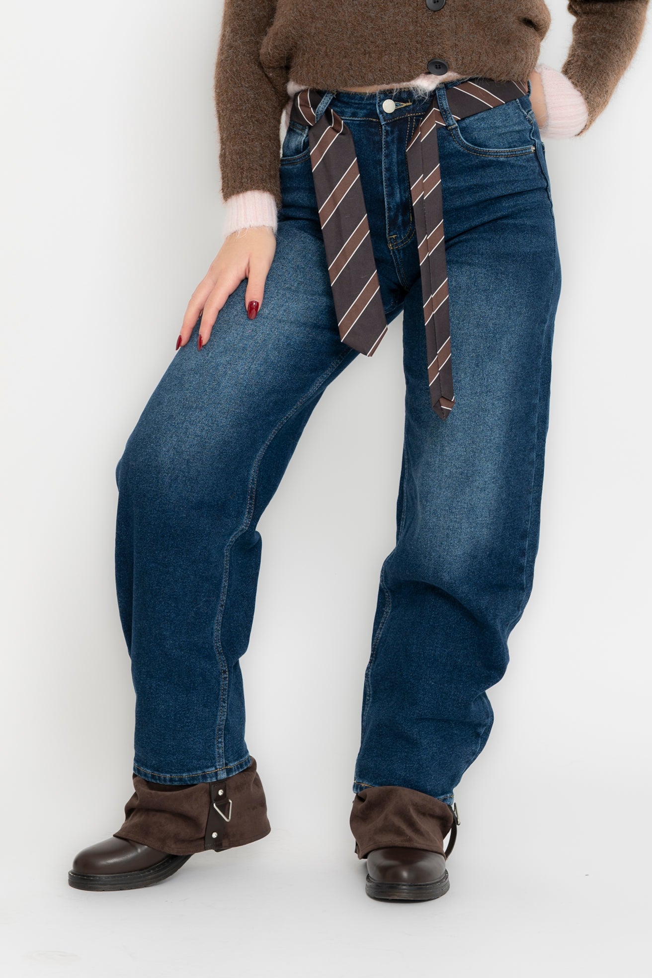 Jeans scuro con cravatta