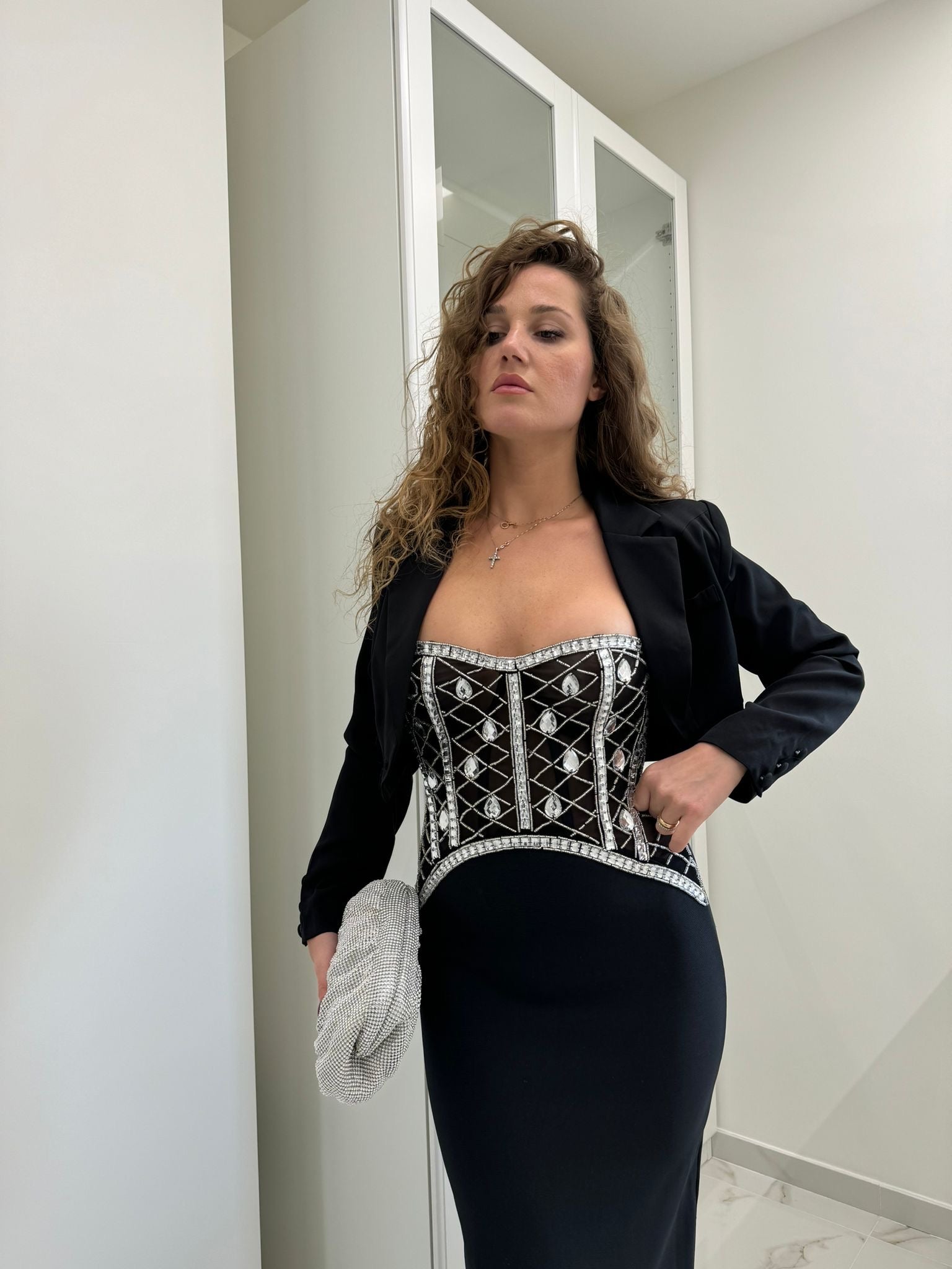 Abito bandage con pietre e corallini