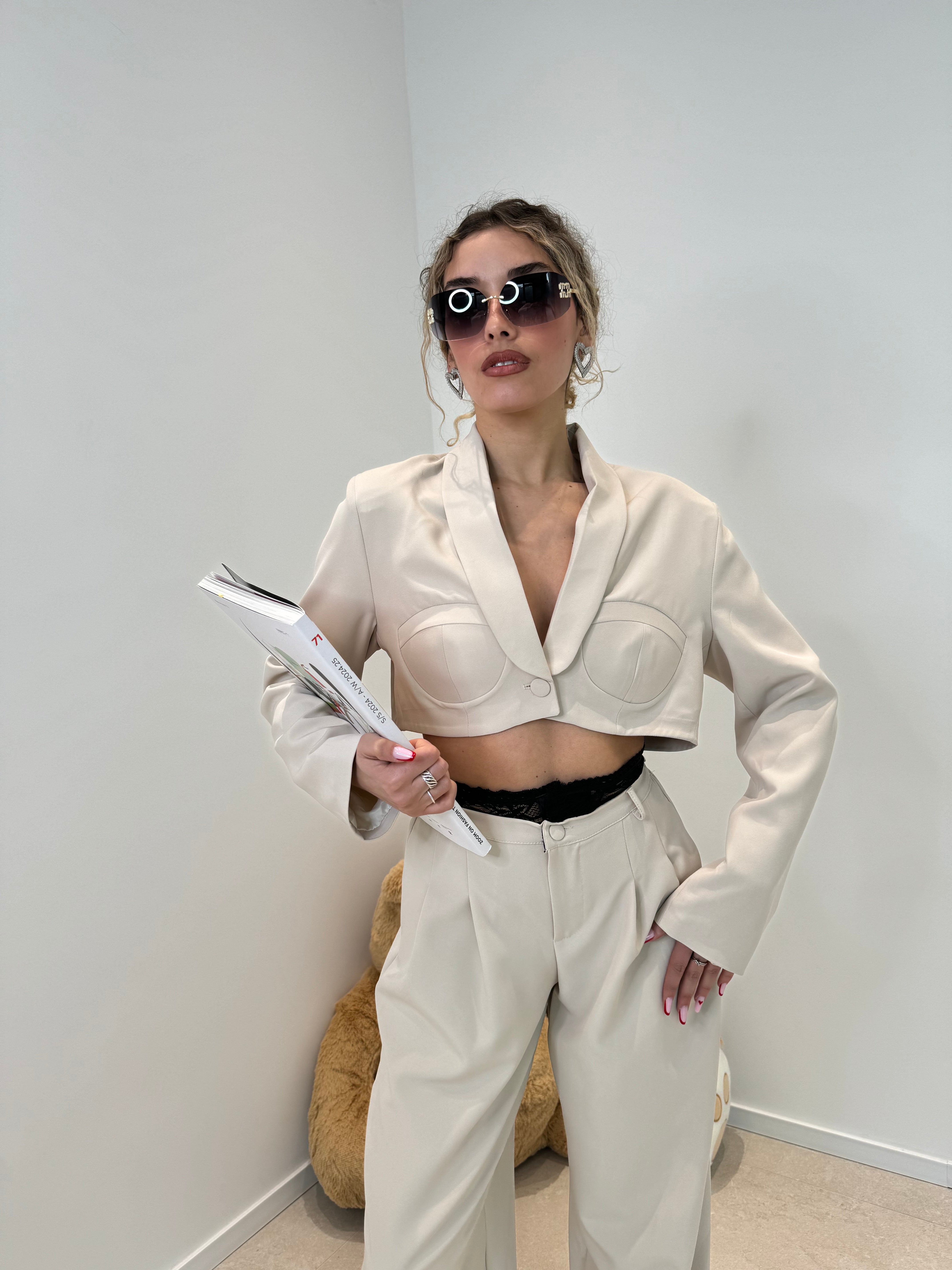 Tailleur crop con dettagli merletto