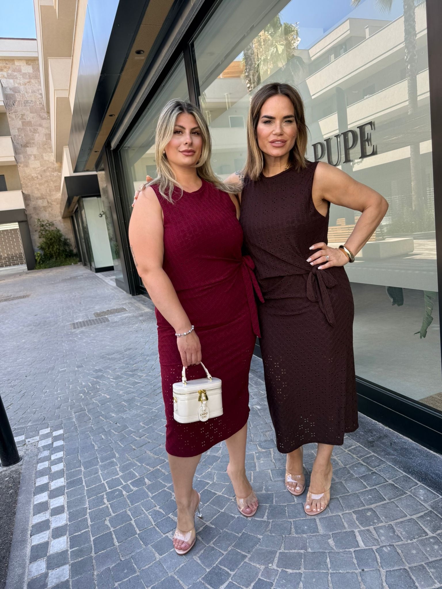 Abito con nodo e fiori traforati curvy