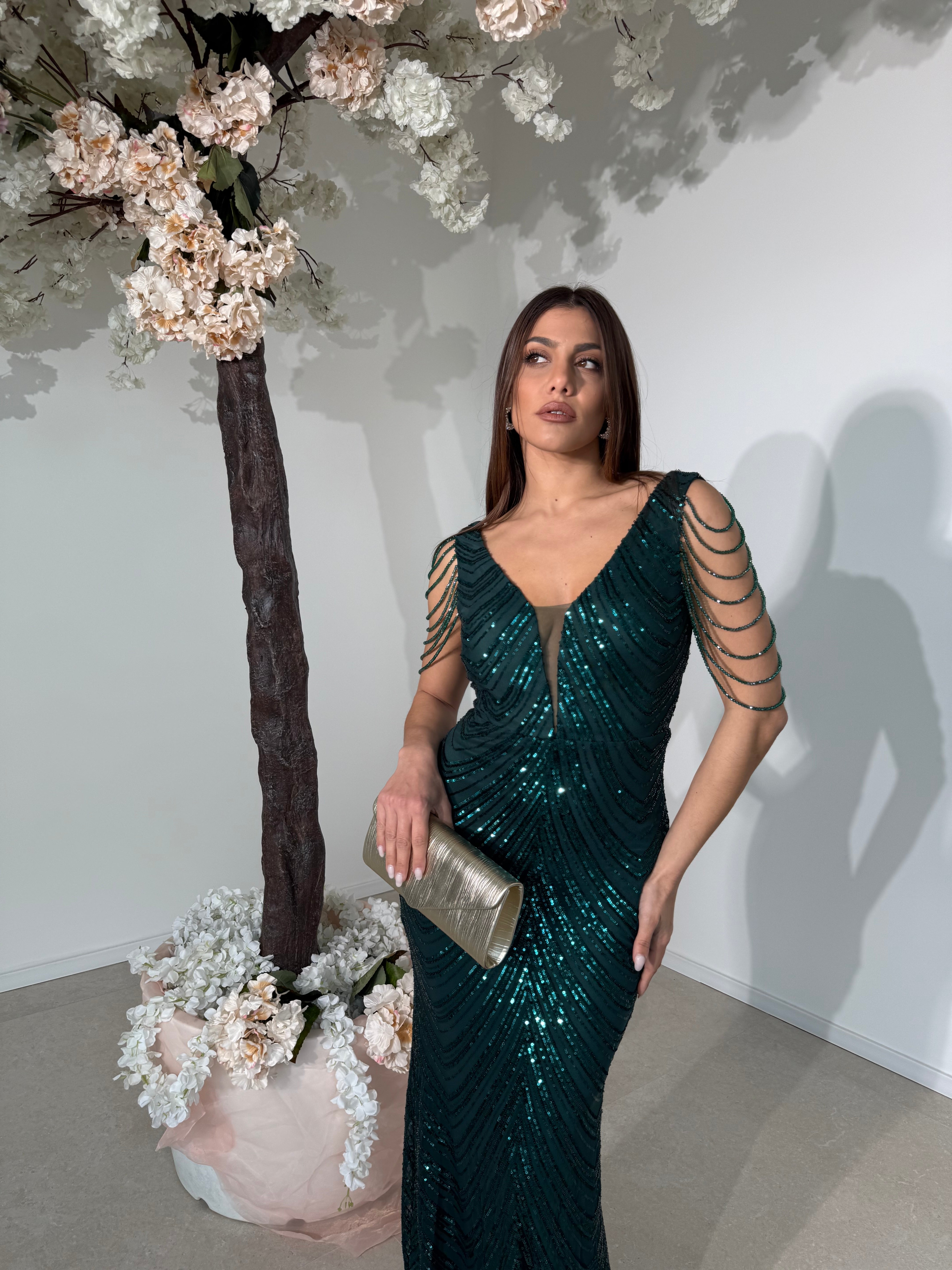 Abito cerimonia con perline sulle braccia