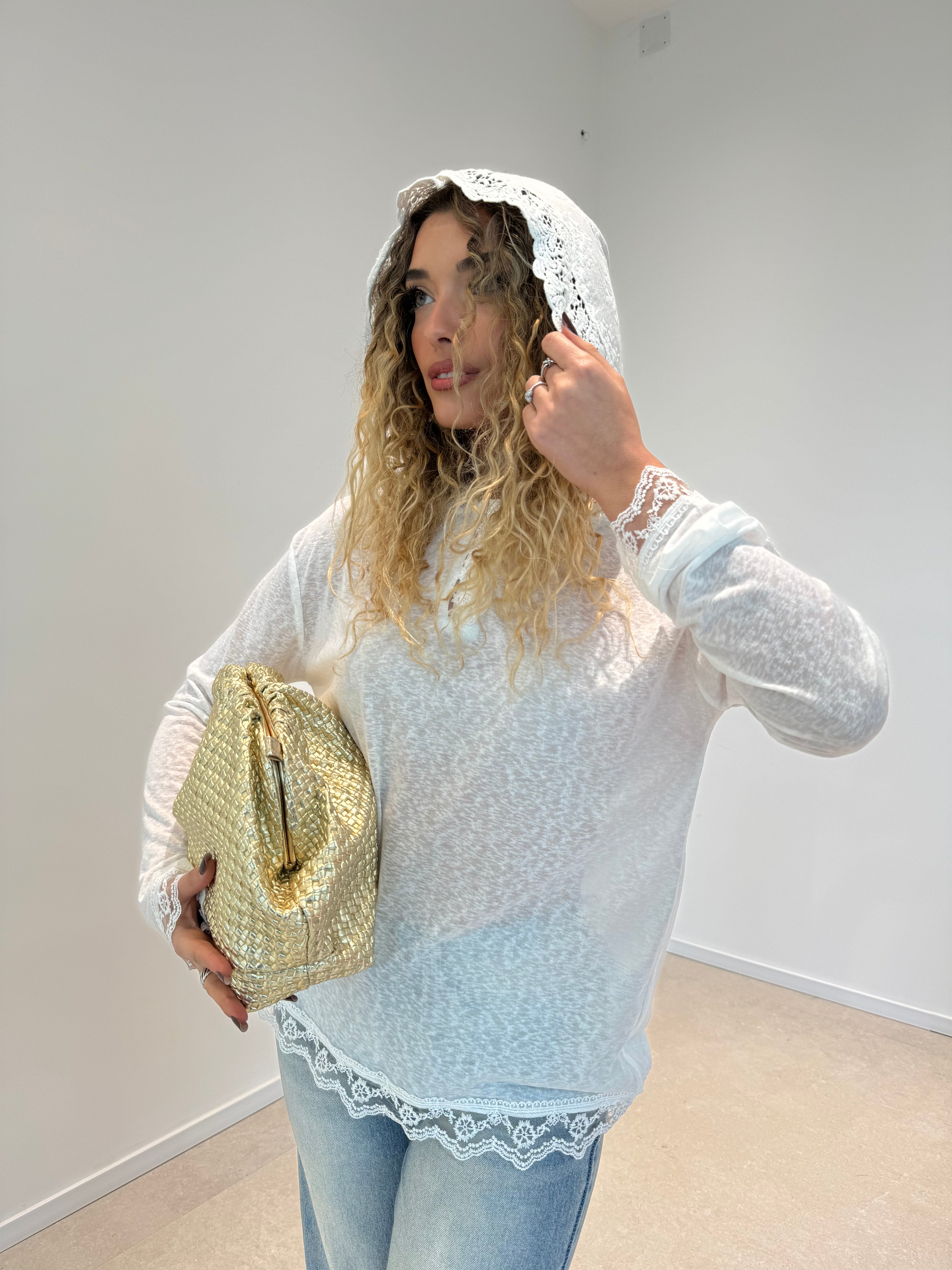 Maglia con cappuccio e merletto