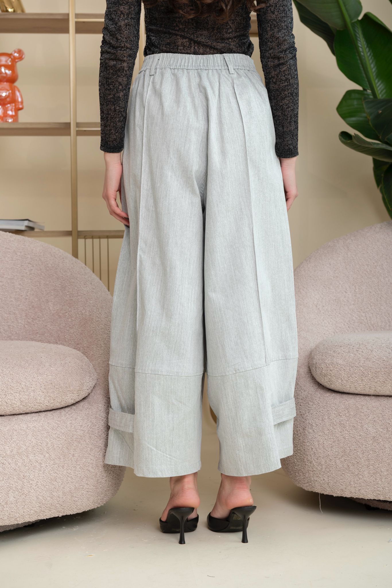 Pantalone morbido con fibbia alla caviglia