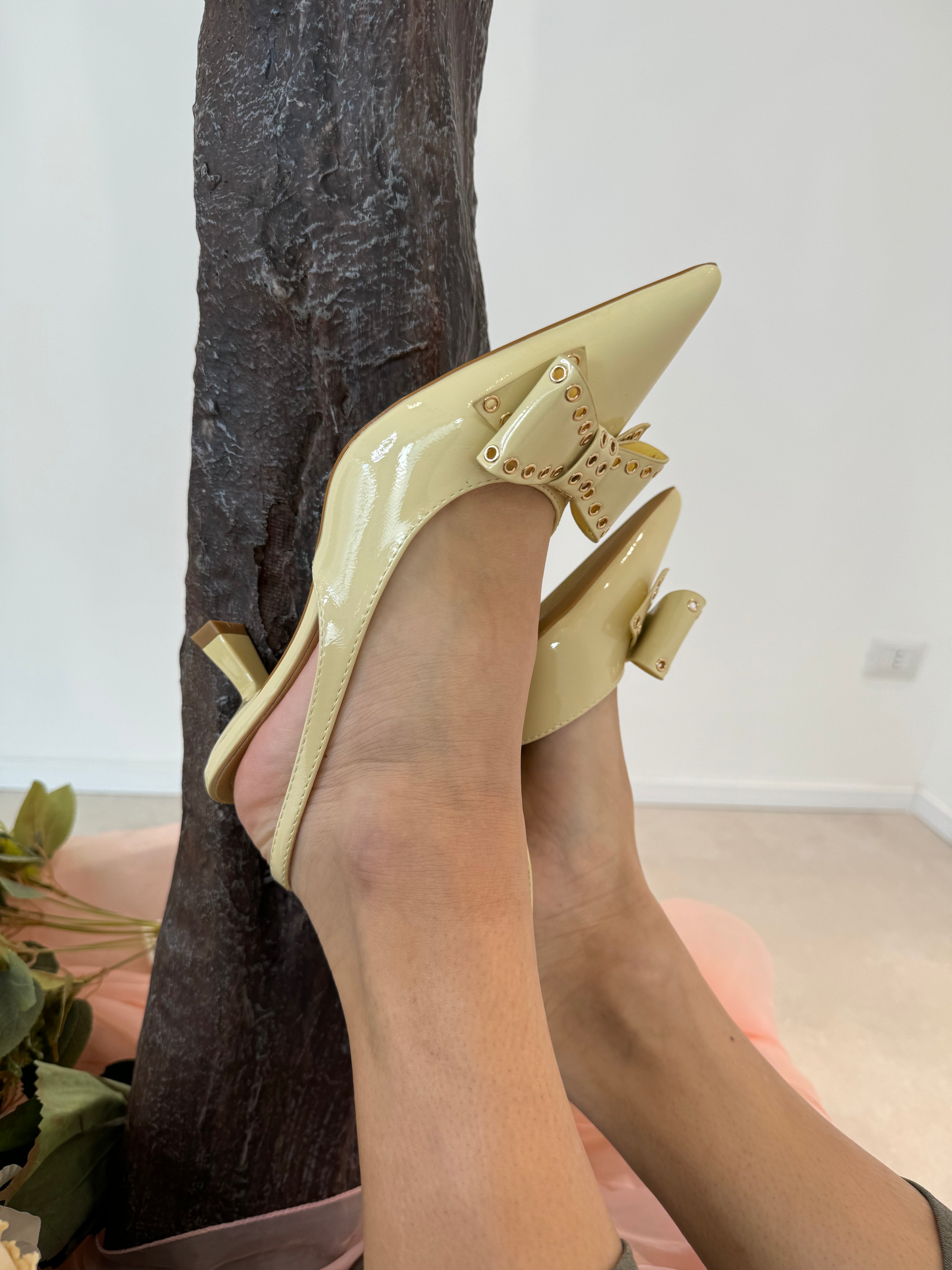 Décolleté con fiocco e borchie