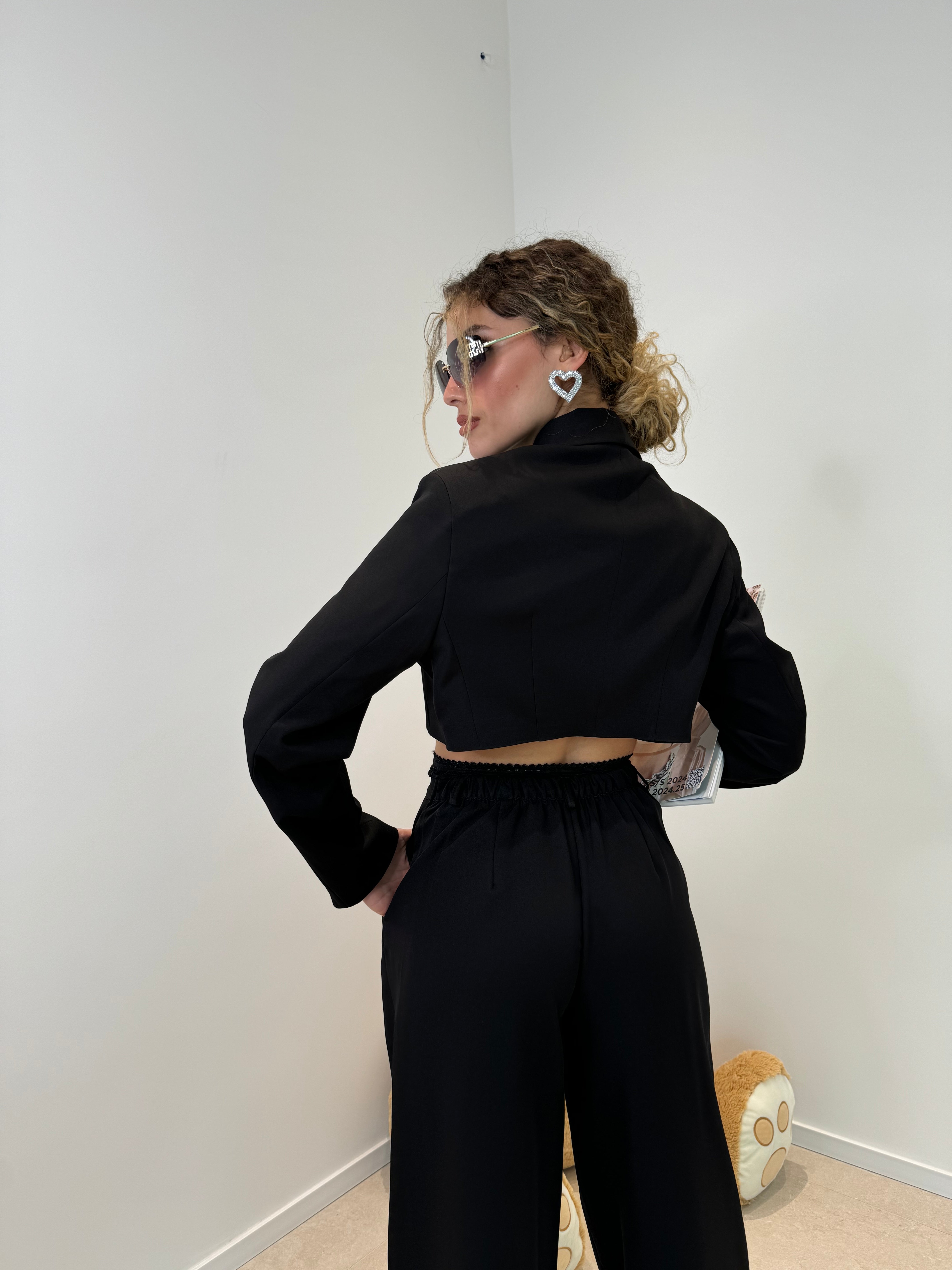 Tailleur crop con dettagli merletto