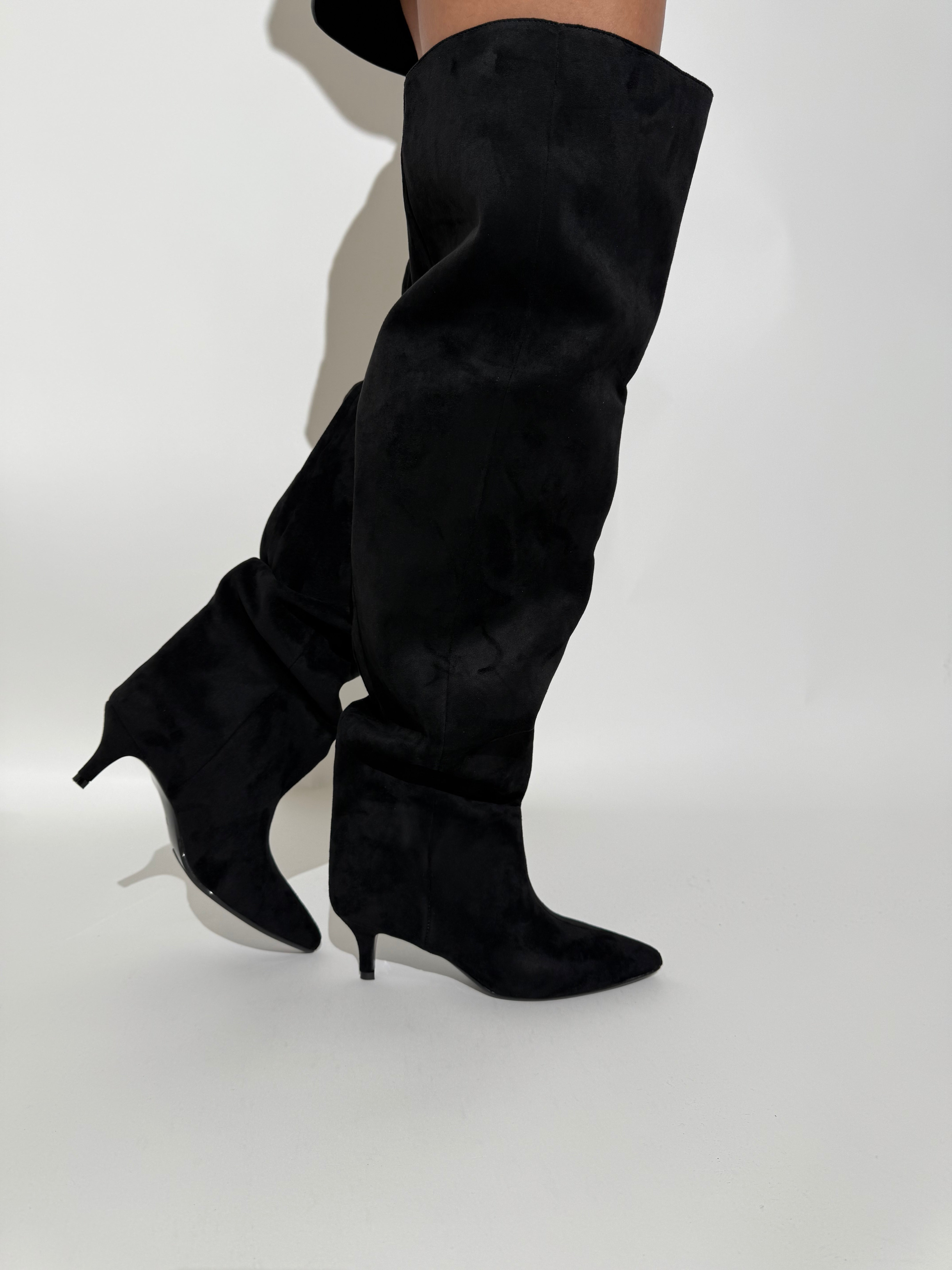 Stivale super alto in camoscio