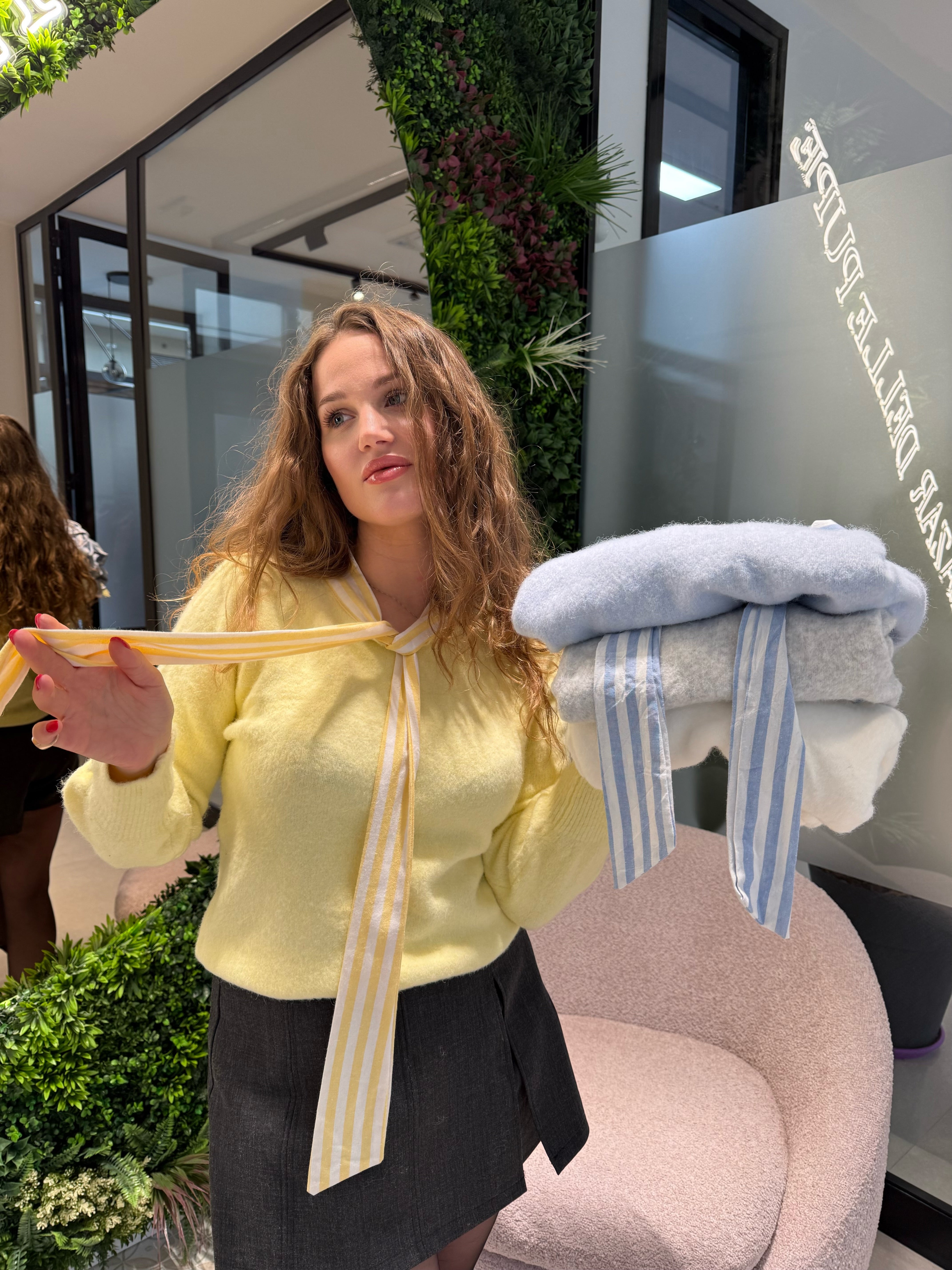 Pull con laccio a righe