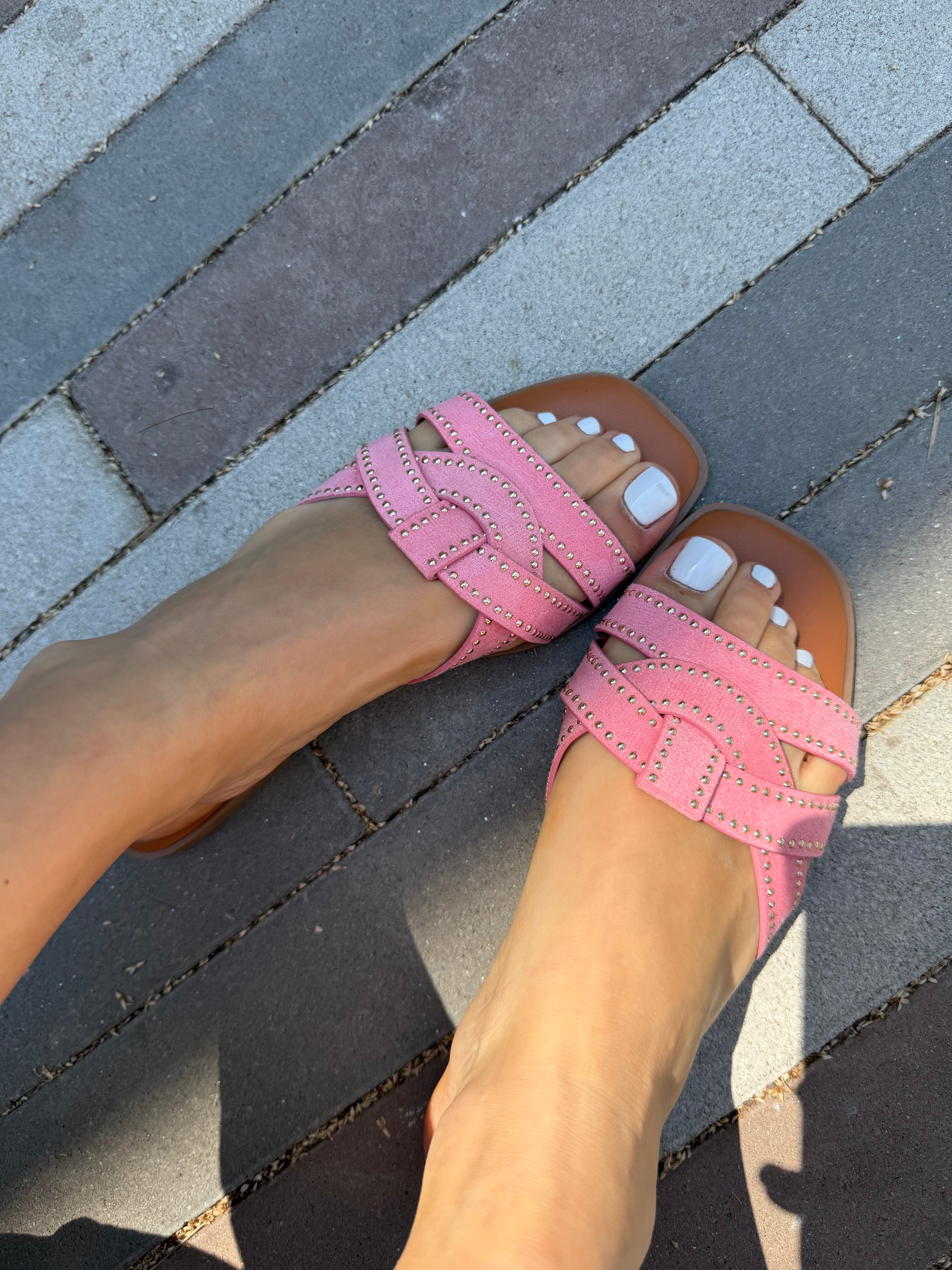 Sandali bassi intrecciati con borchie