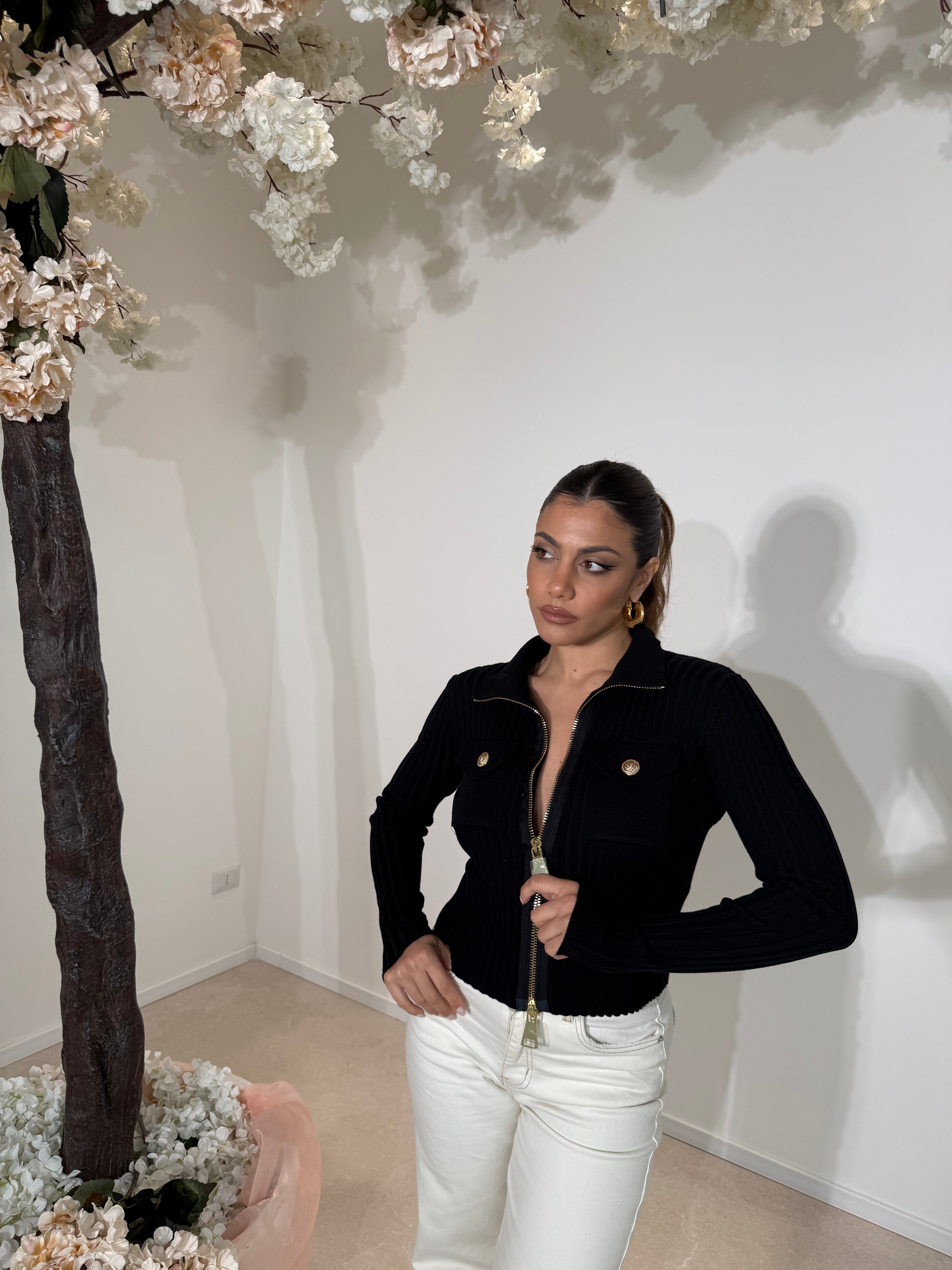 Maglia costine con zip e bottoni gold