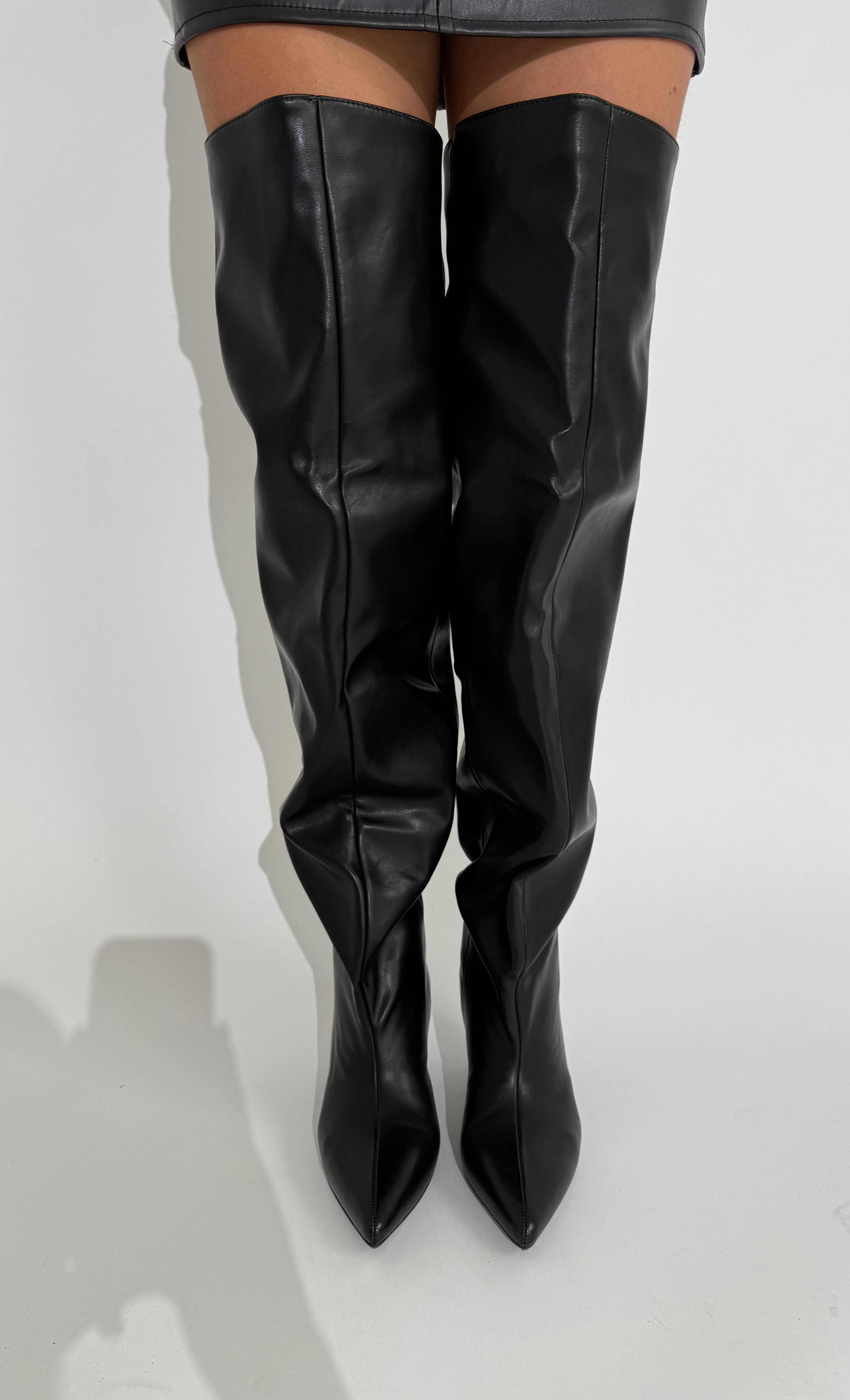 Stivale super alto in ecopelle