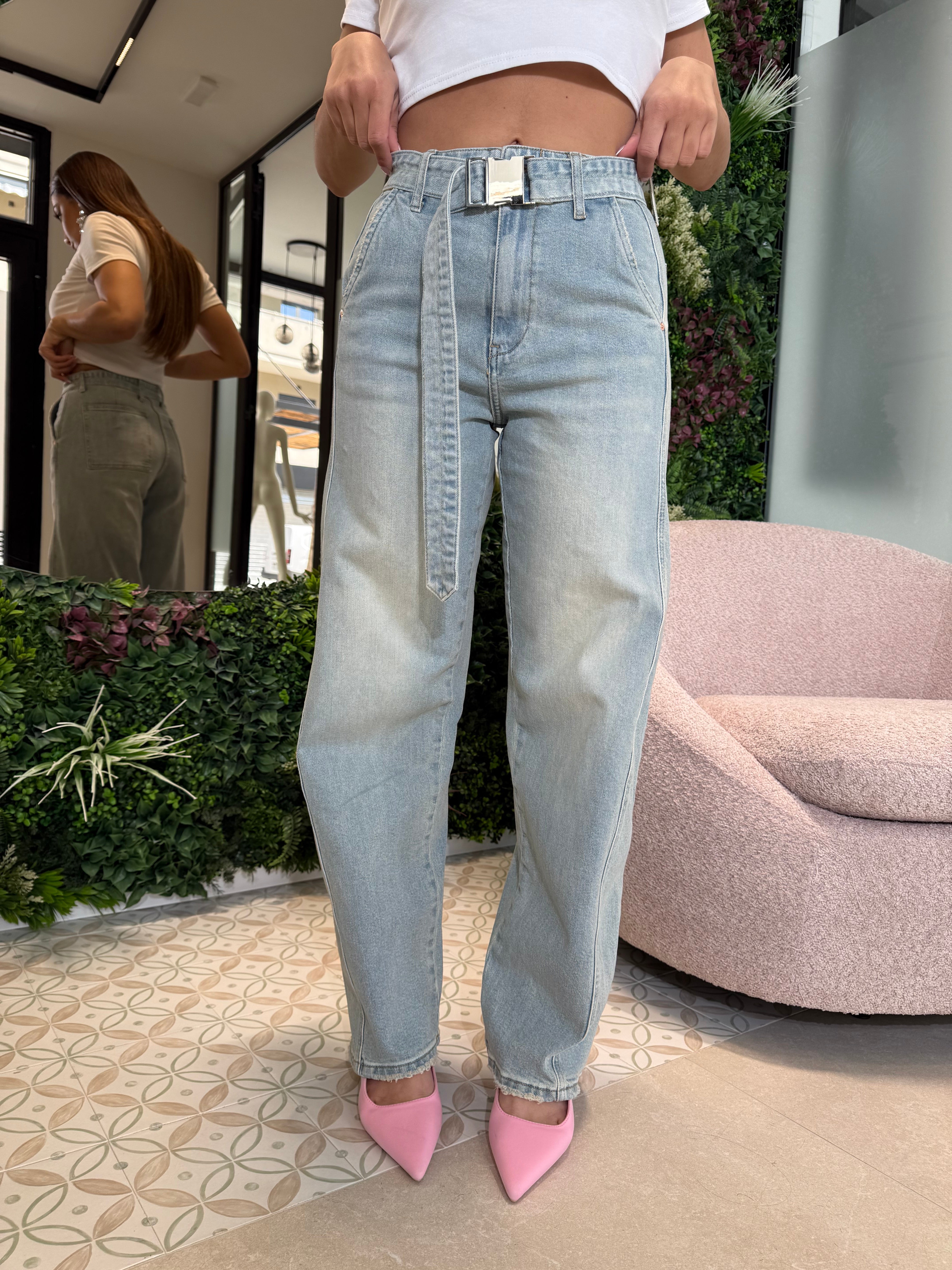 Jeans sabbiato con cinta