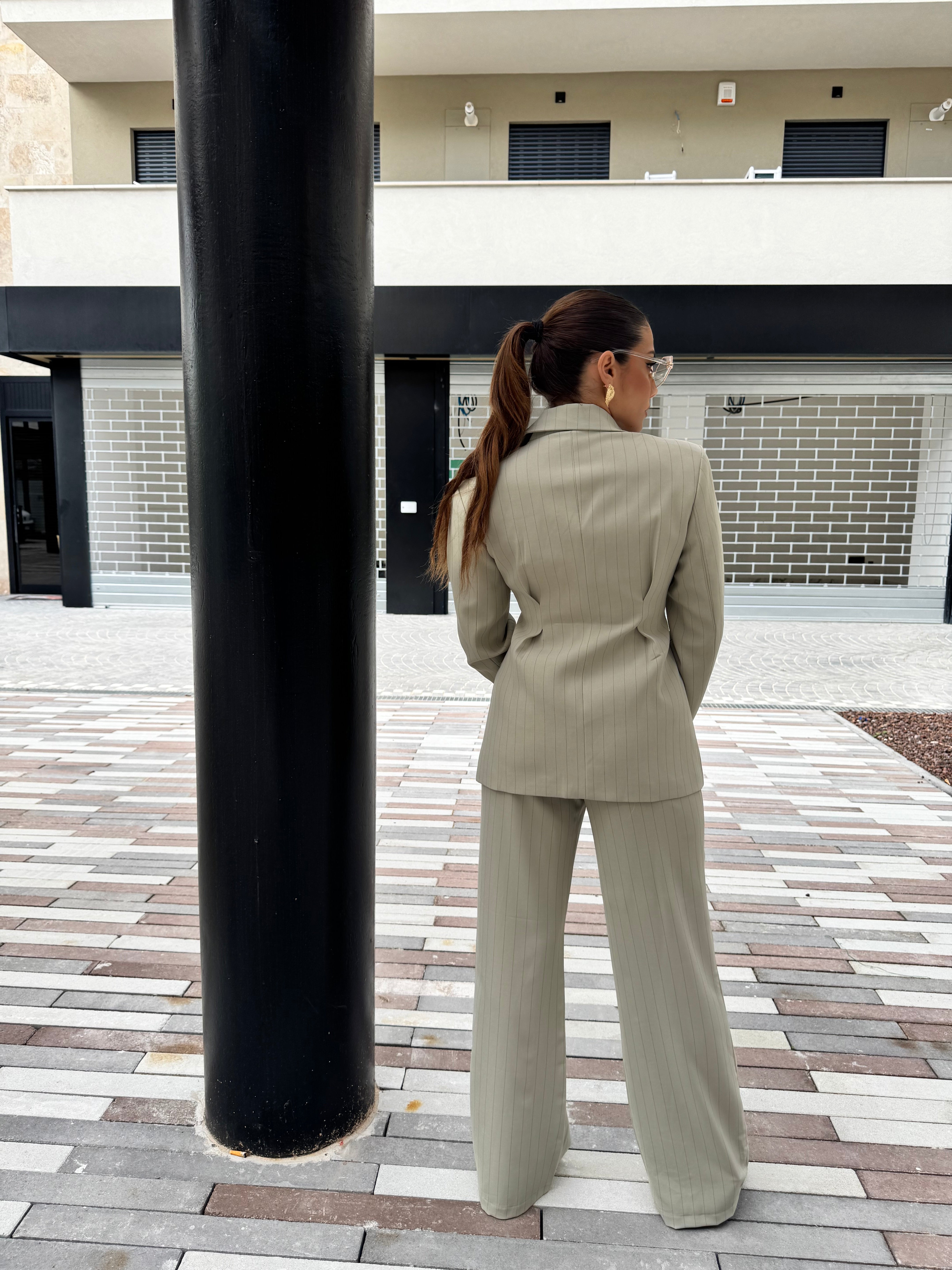 Tailleur riga di gesso con giacca avvitata