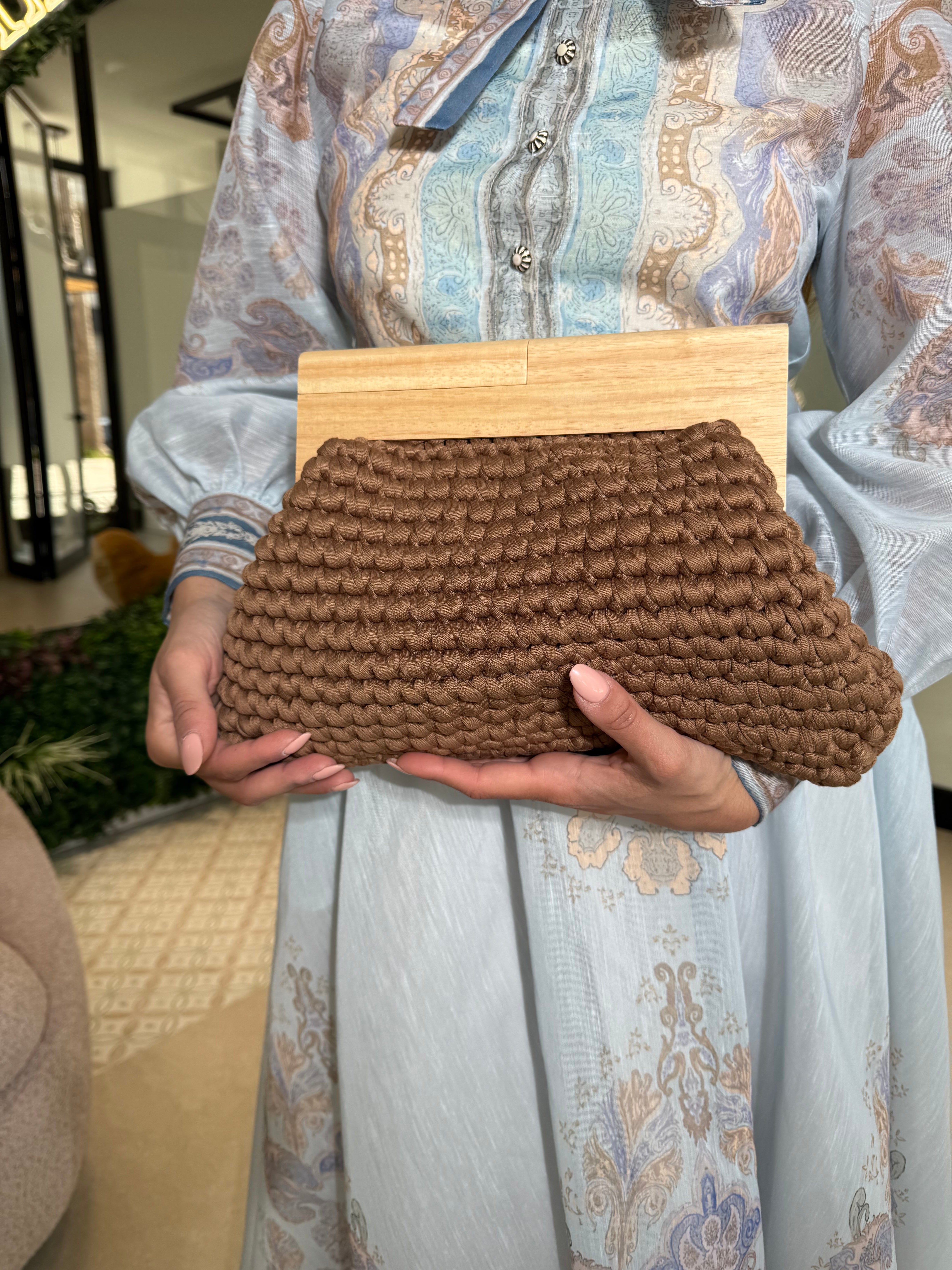 Borsa incrociata con manico in legno