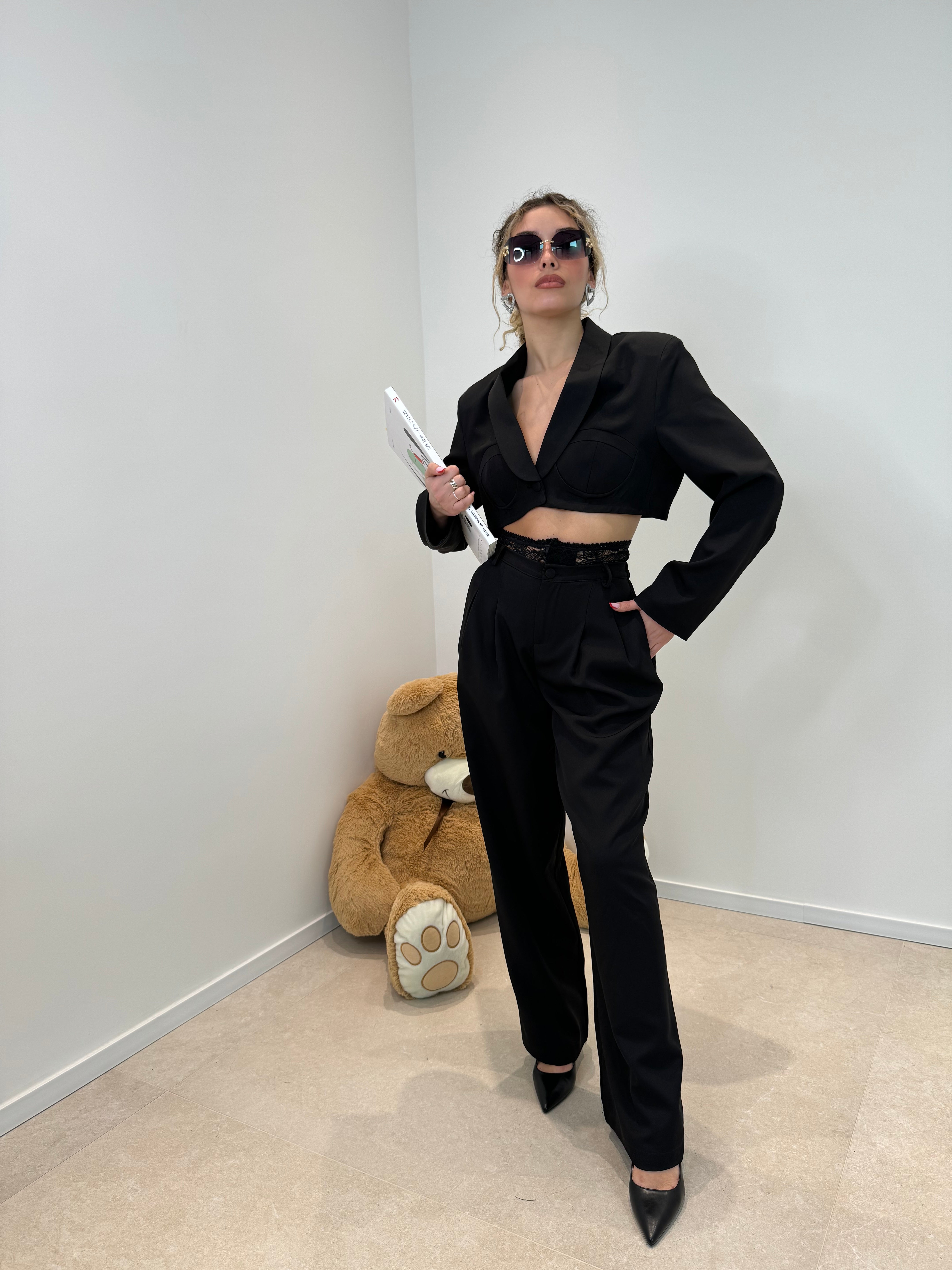 Tailleur crop con dettagli merletto