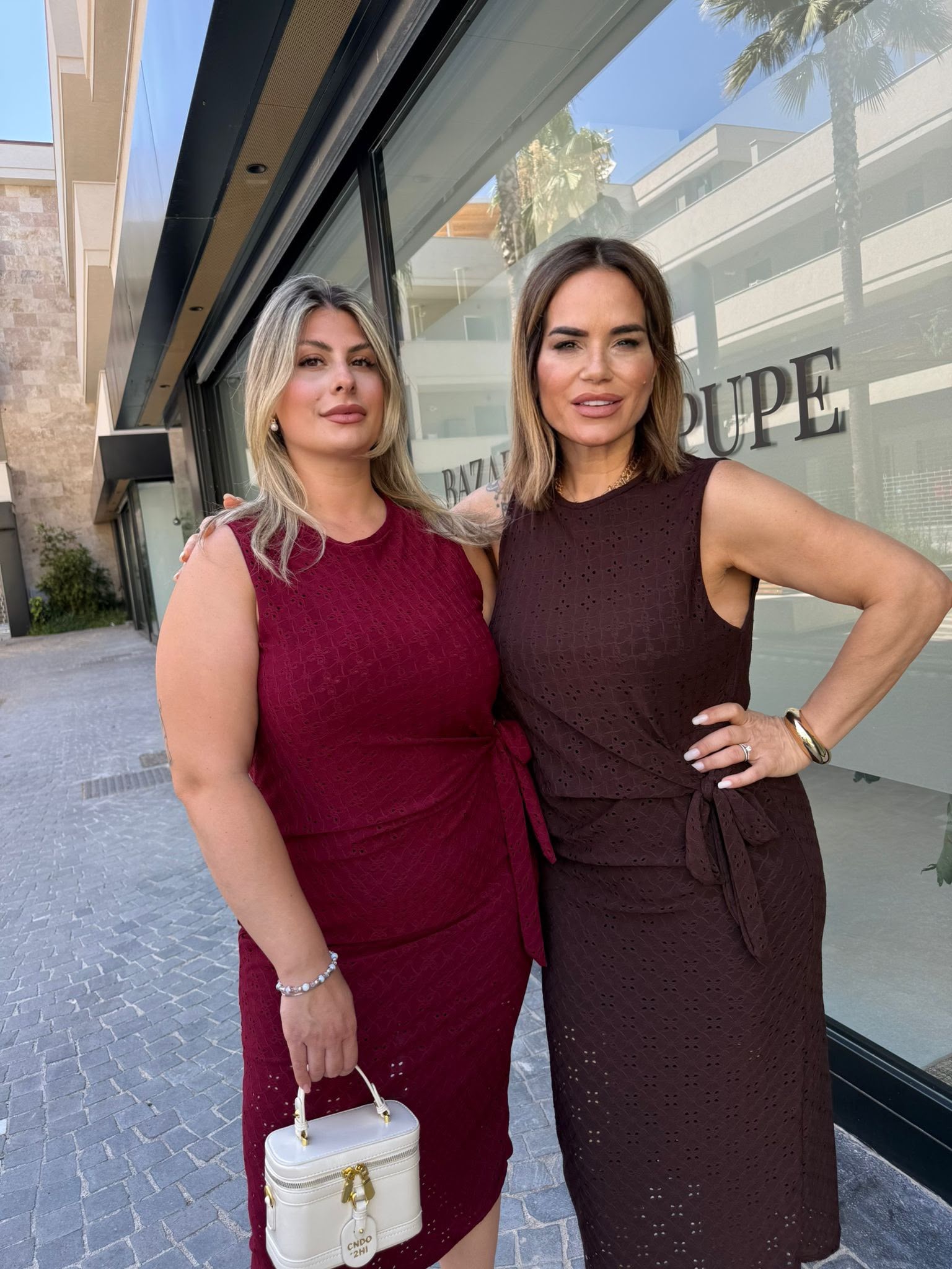 Abito con nodo e fiori traforati curvy