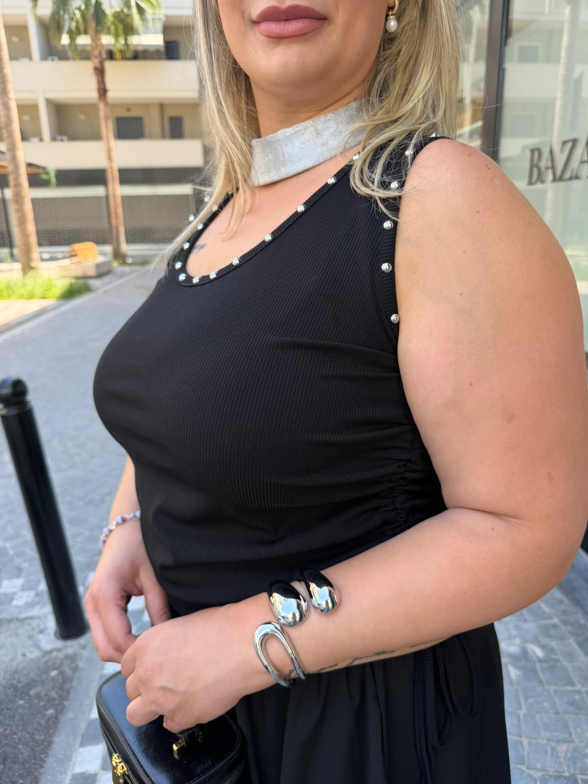 Canotta con borchie e laccetto curvy