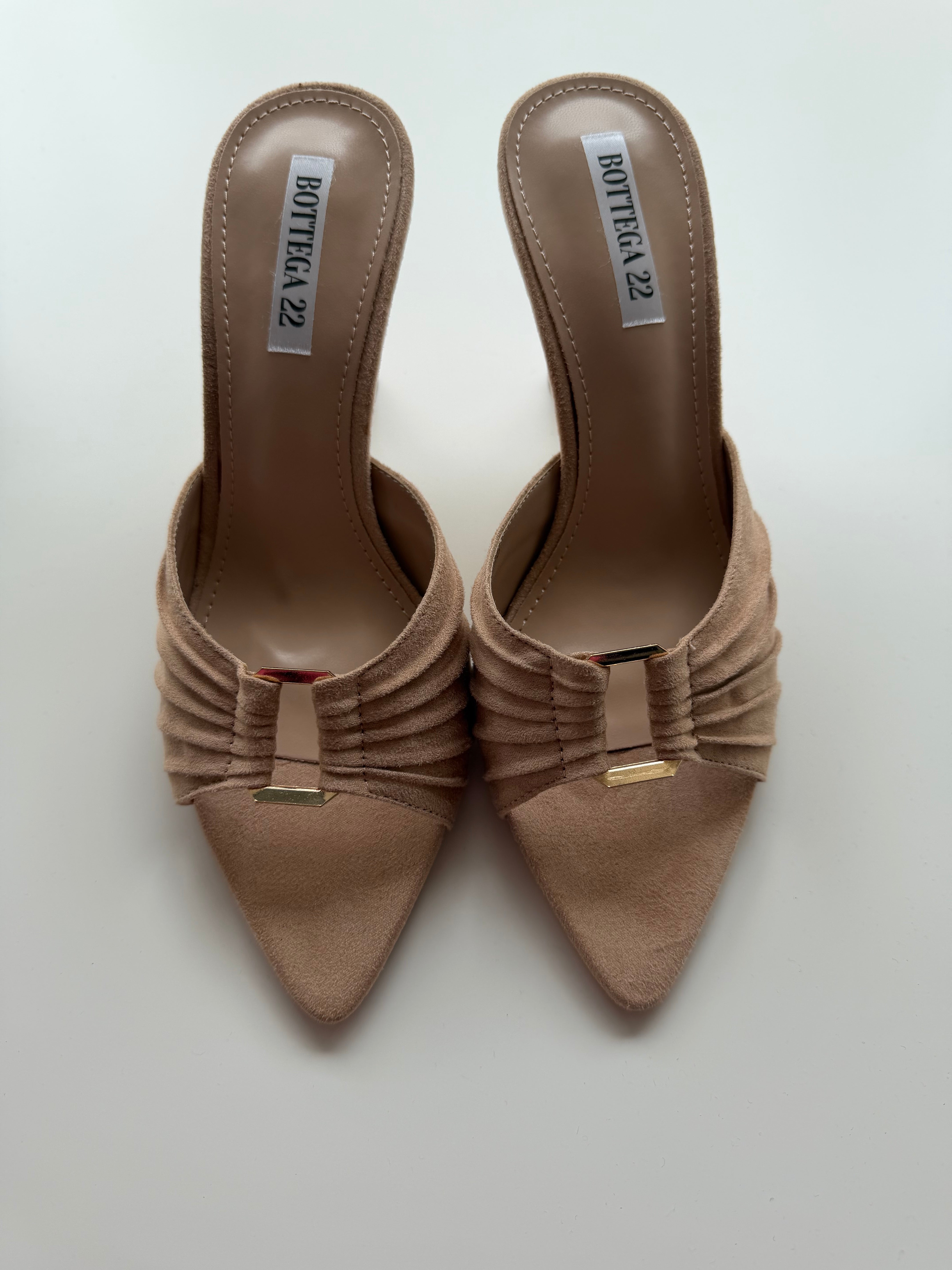 Sandali in camoscio beige