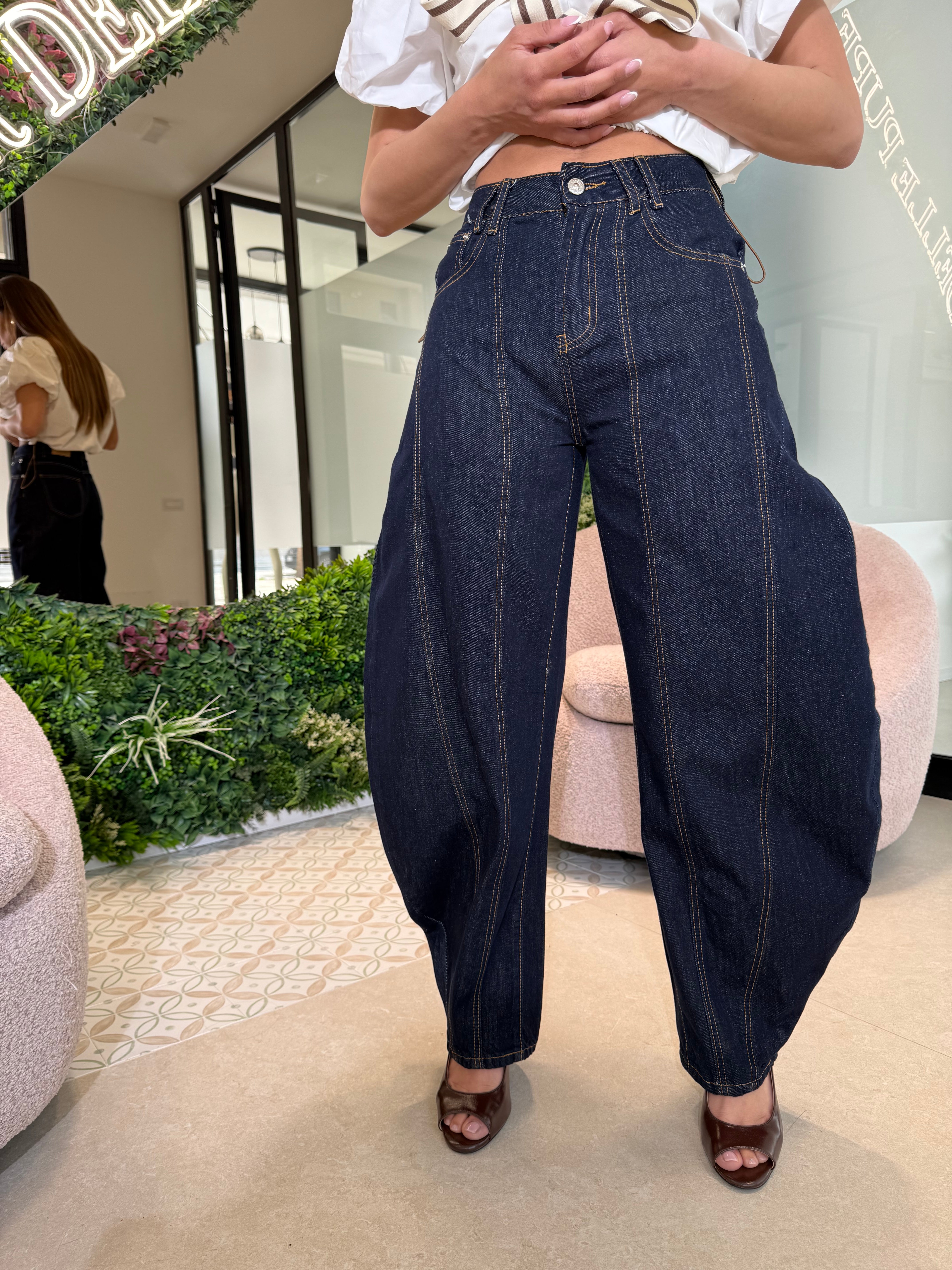 Jeans ballon con cuciture camel