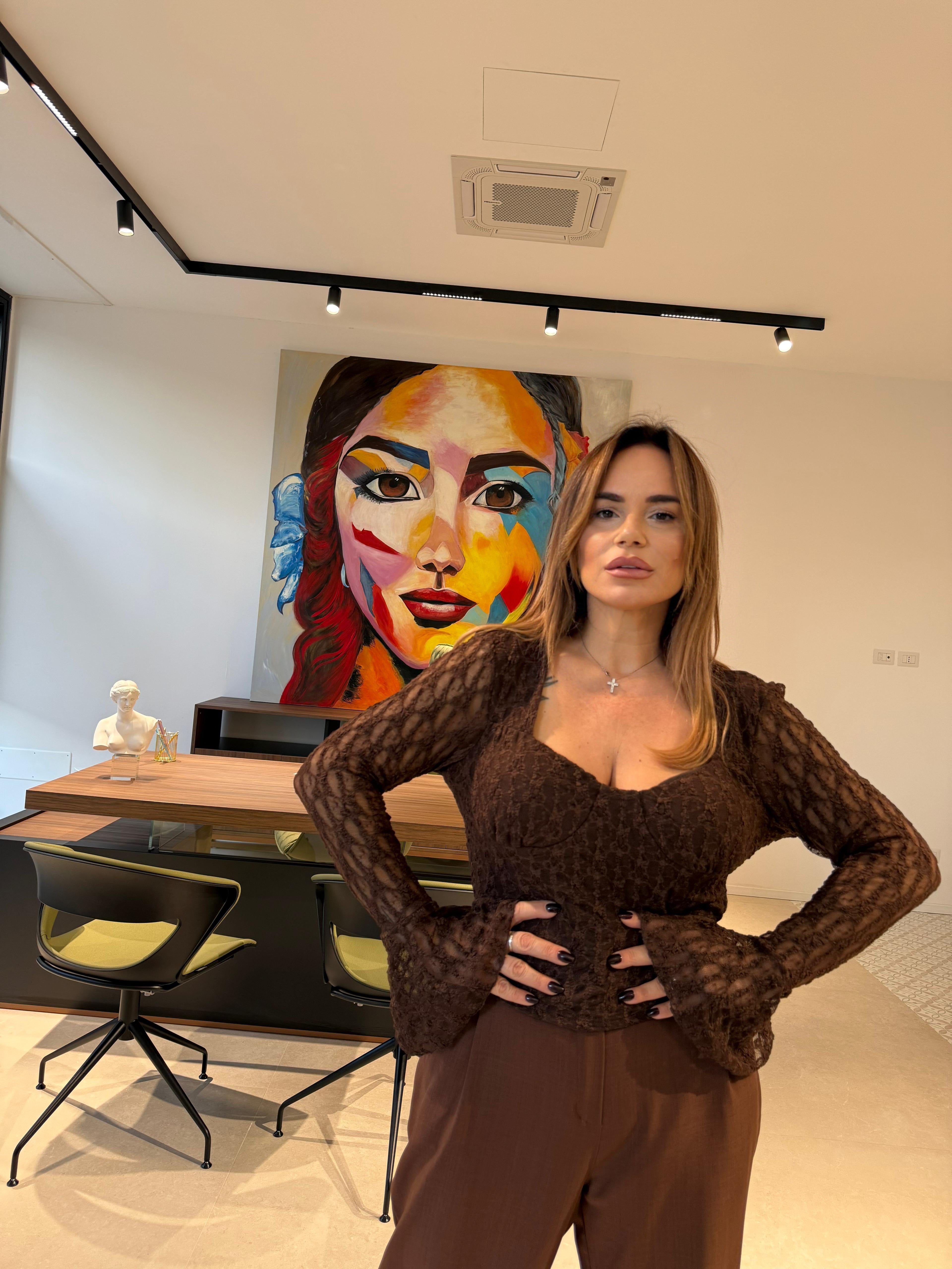 Top con ricami curvy