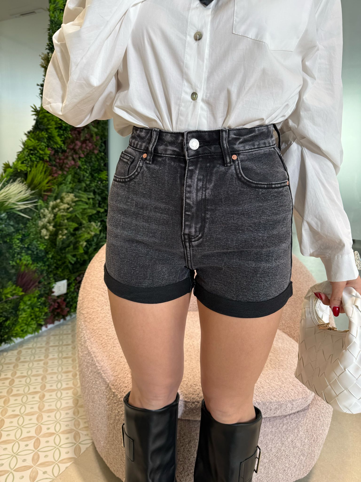Pantaloncino in denim con risvolto