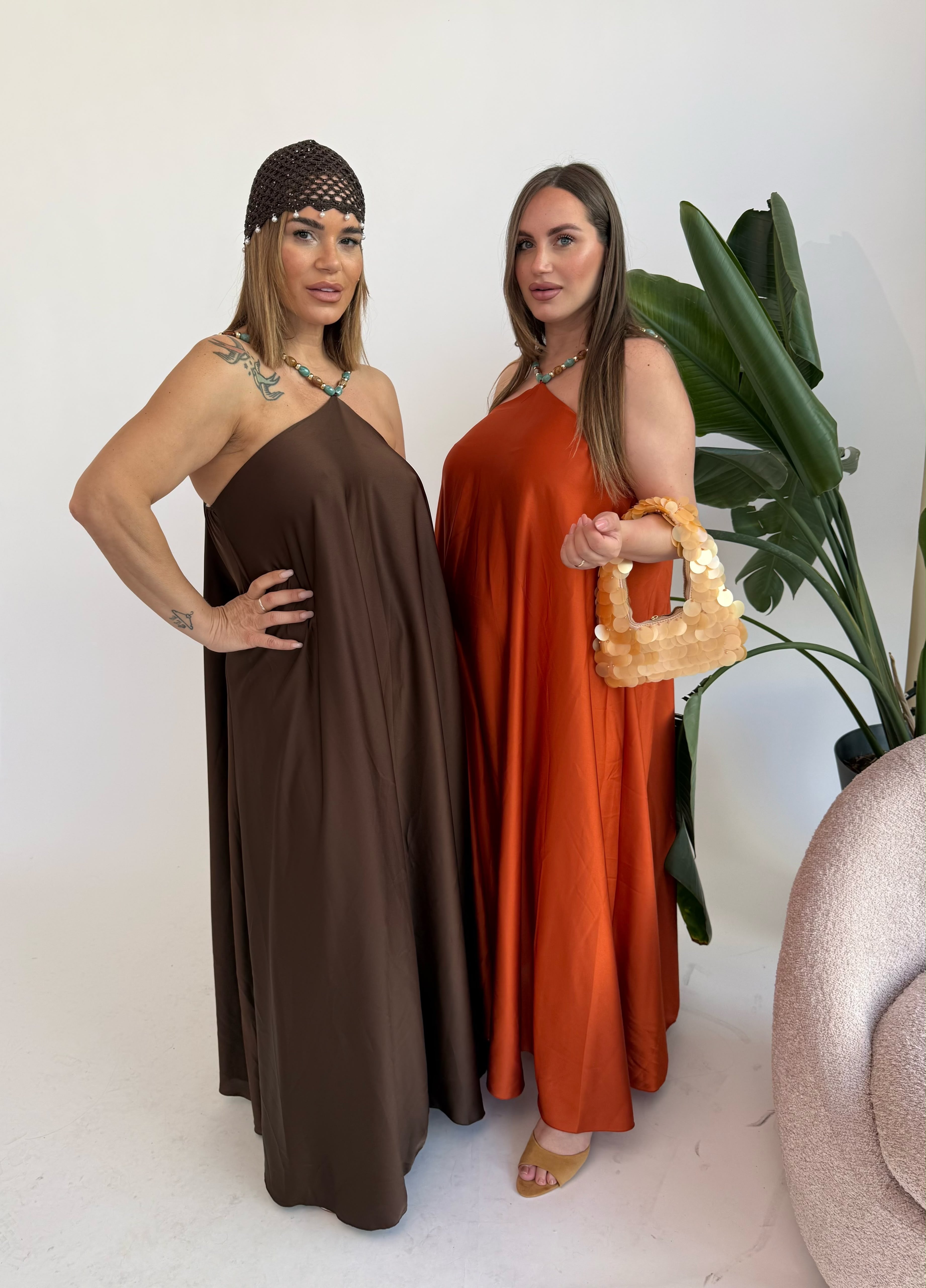 Abito in raso con collana curvy