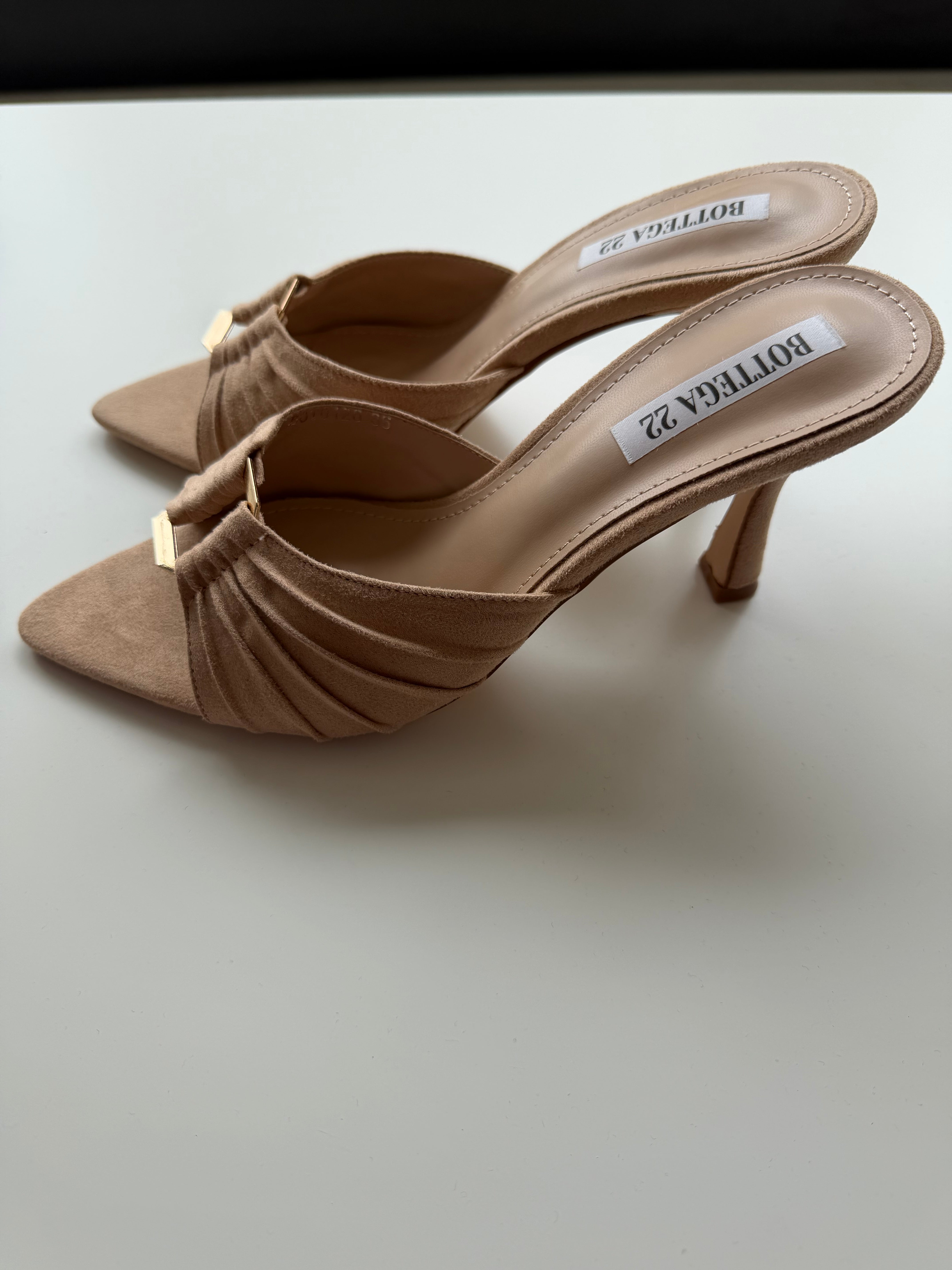 Sandali in camoscio beige