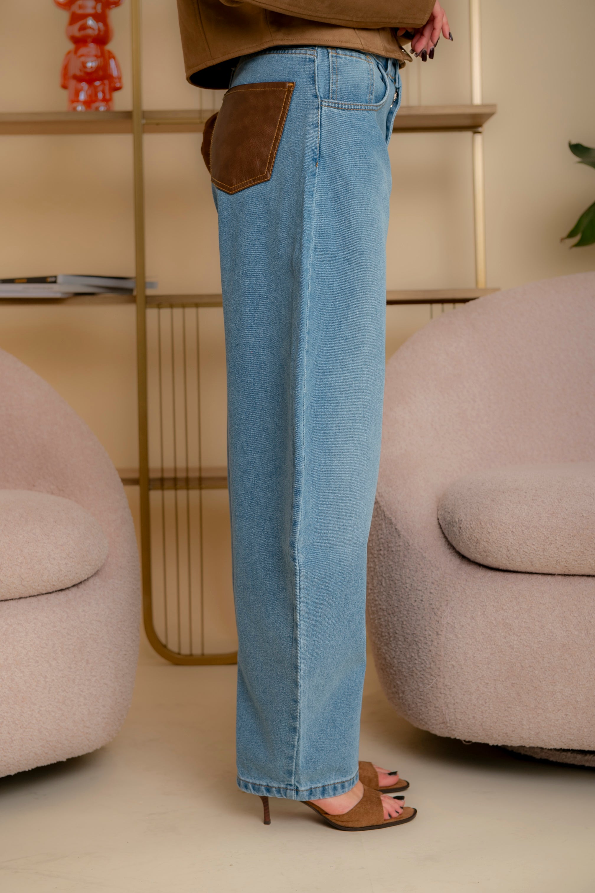 Jeans chiaro con tasche in pelle