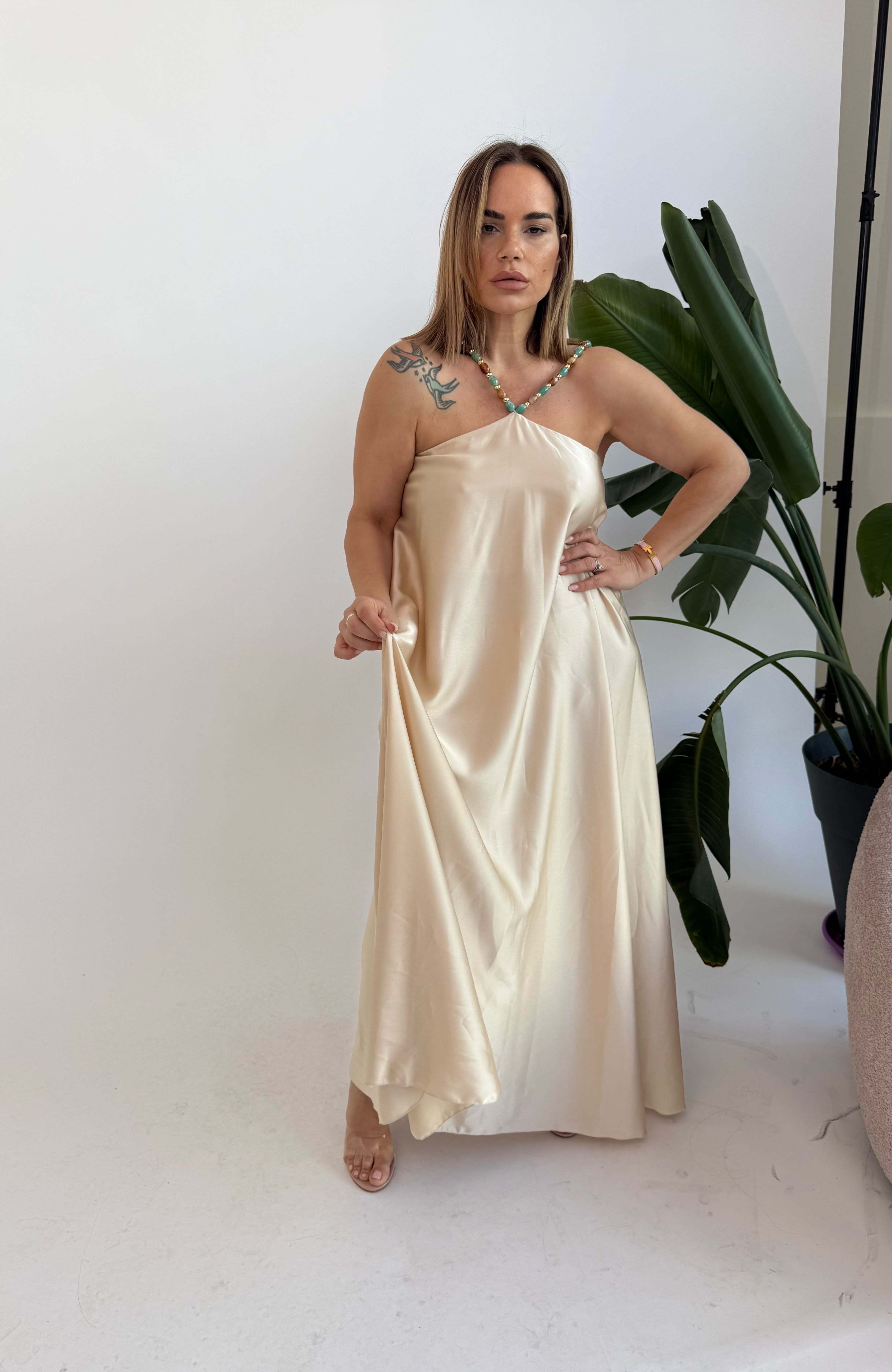 Abito in raso con collana curvy