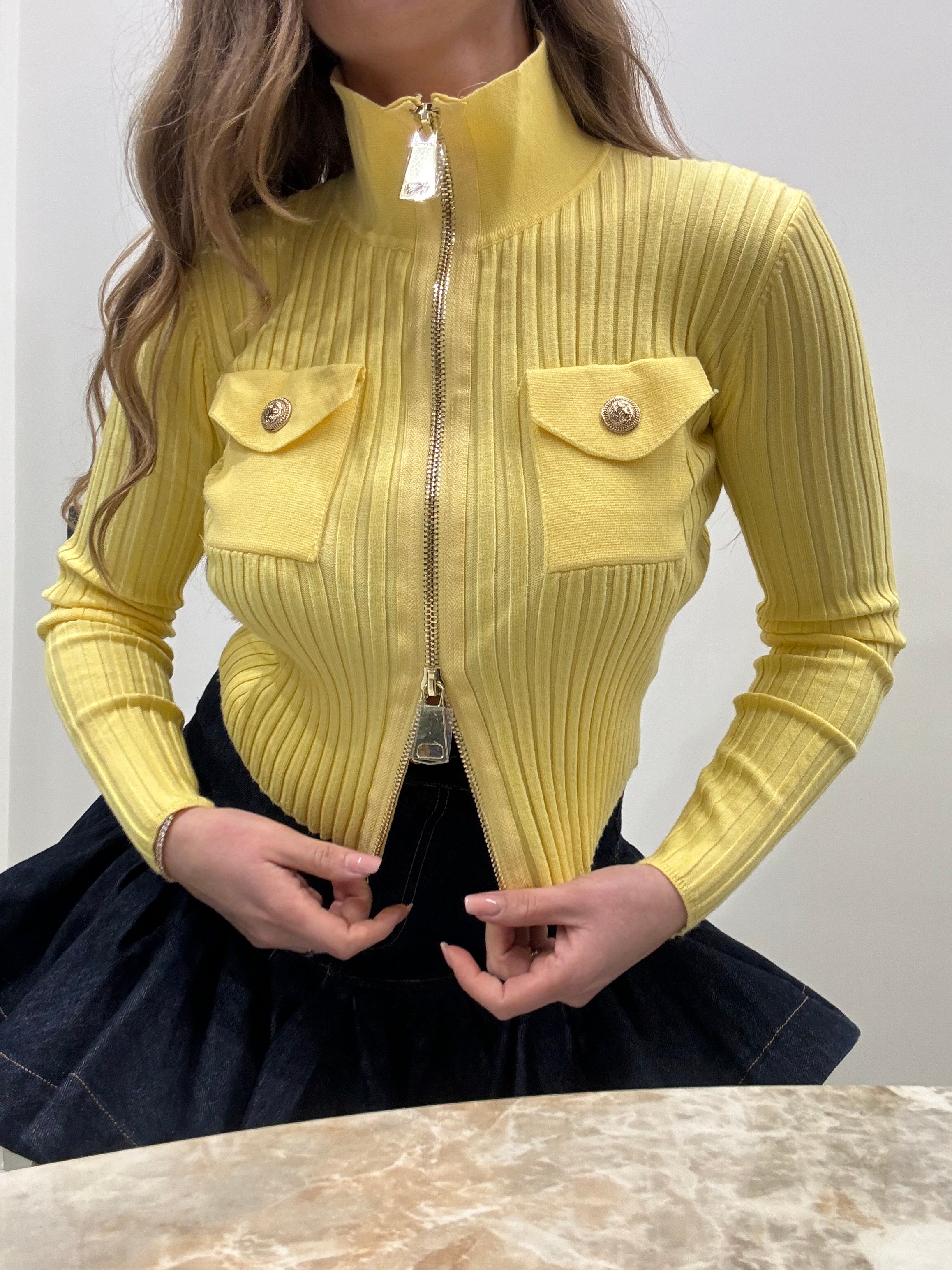 Maglia costine con zip e bottoni gold