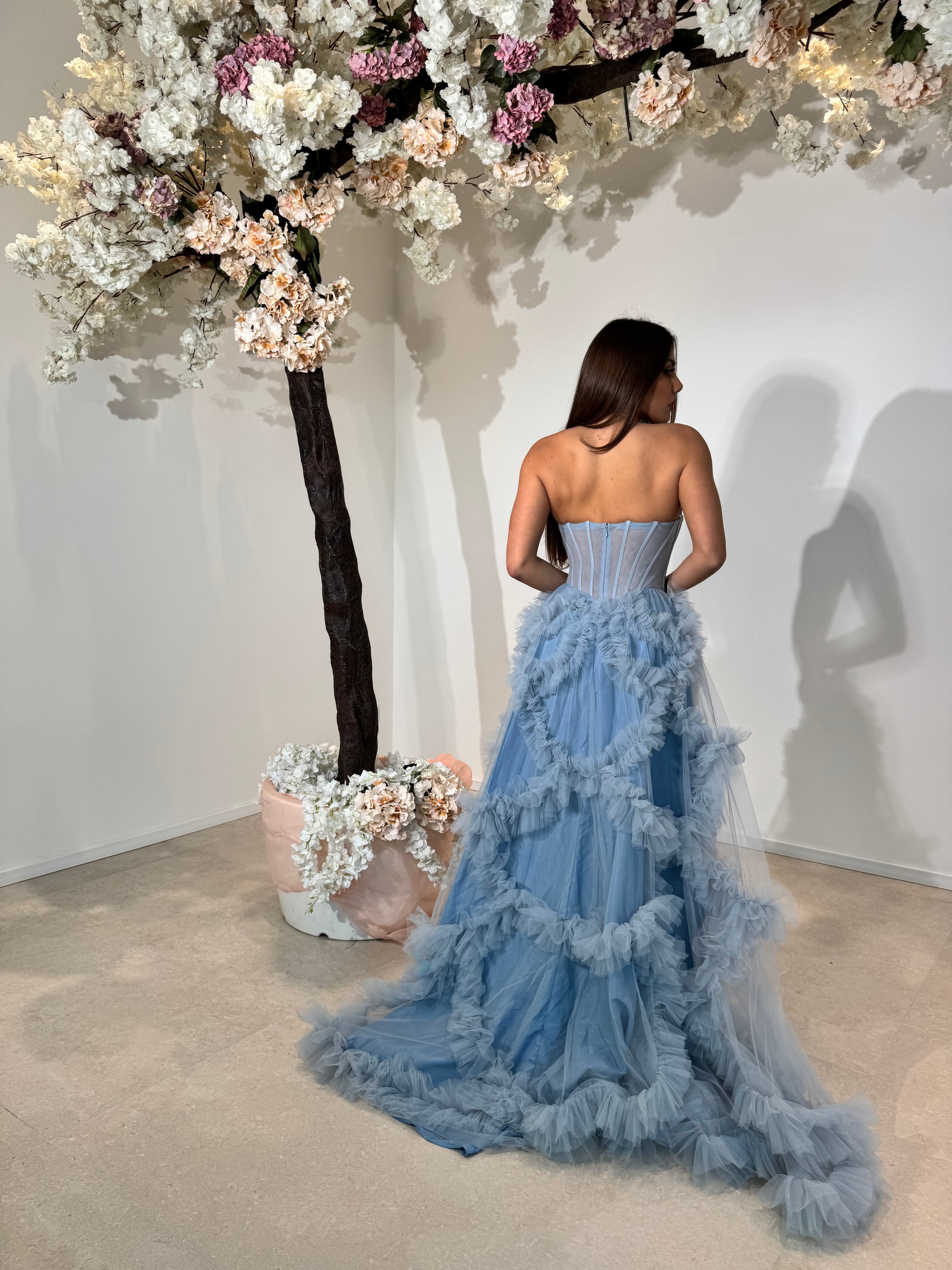 Abito lungo in tulle con corpetto azzurro