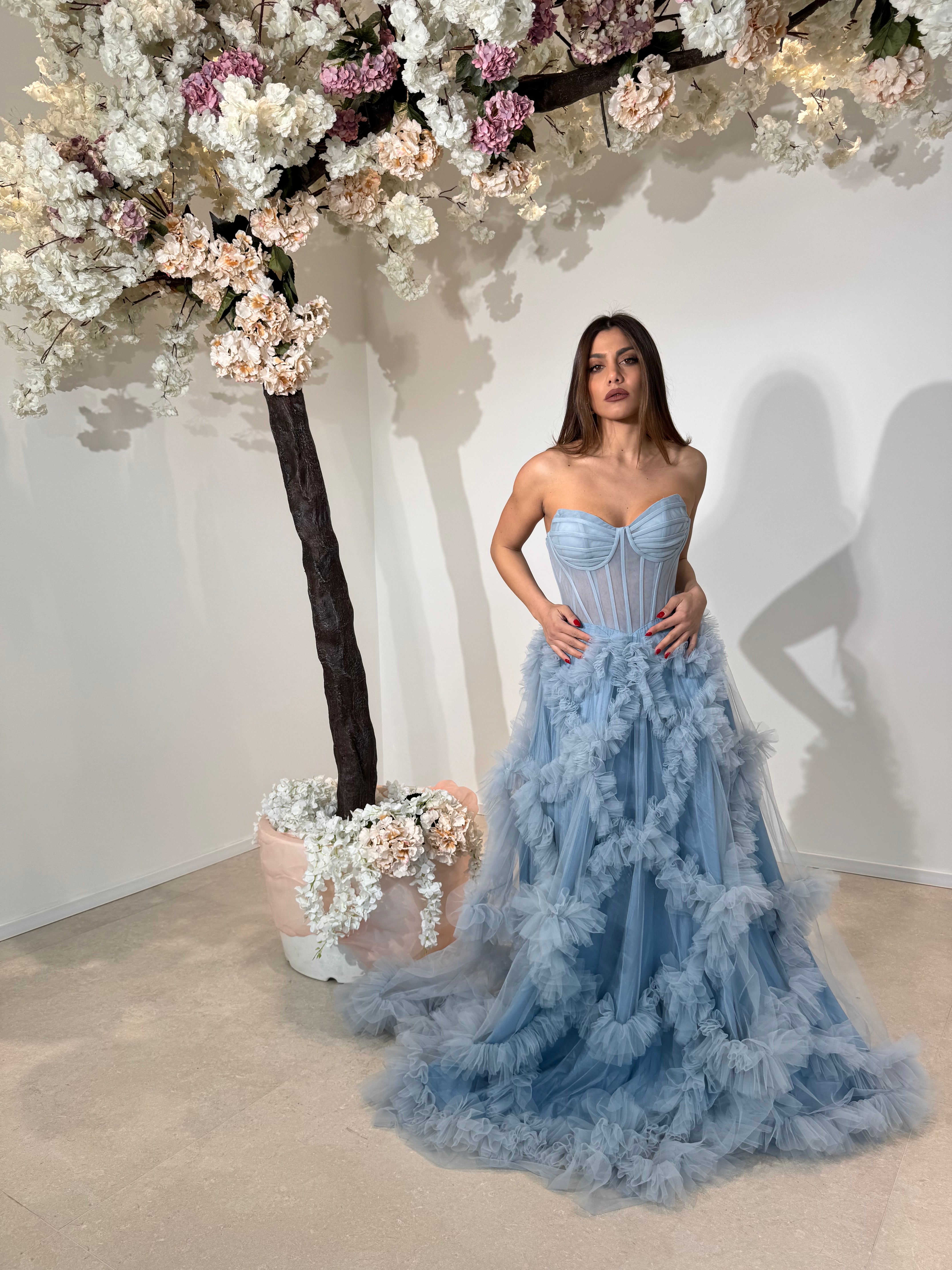 Abito lungo in tulle con corpetto azzurro